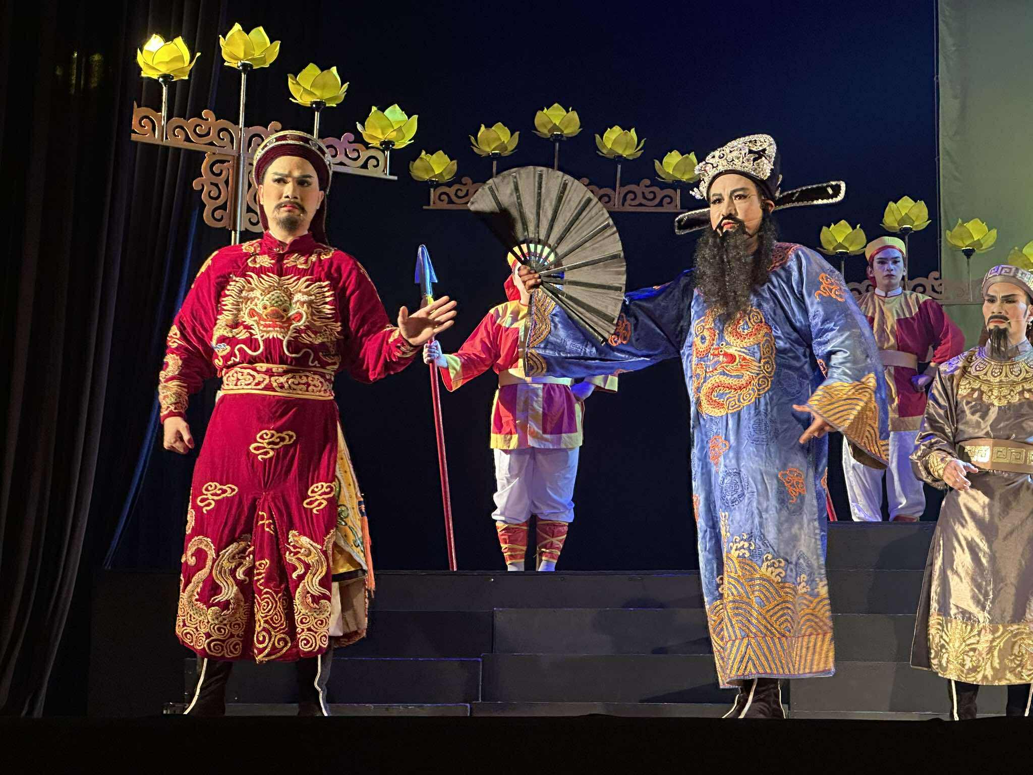 NSND Trần Ngọc Gi&agrave;u chăm ch&uacute;t, d&igrave;u dắt đội ngũ đạo diễn trẻ của s&acirc;n khấu H&aacute;t Bội TP HCM - Ảnh 5.