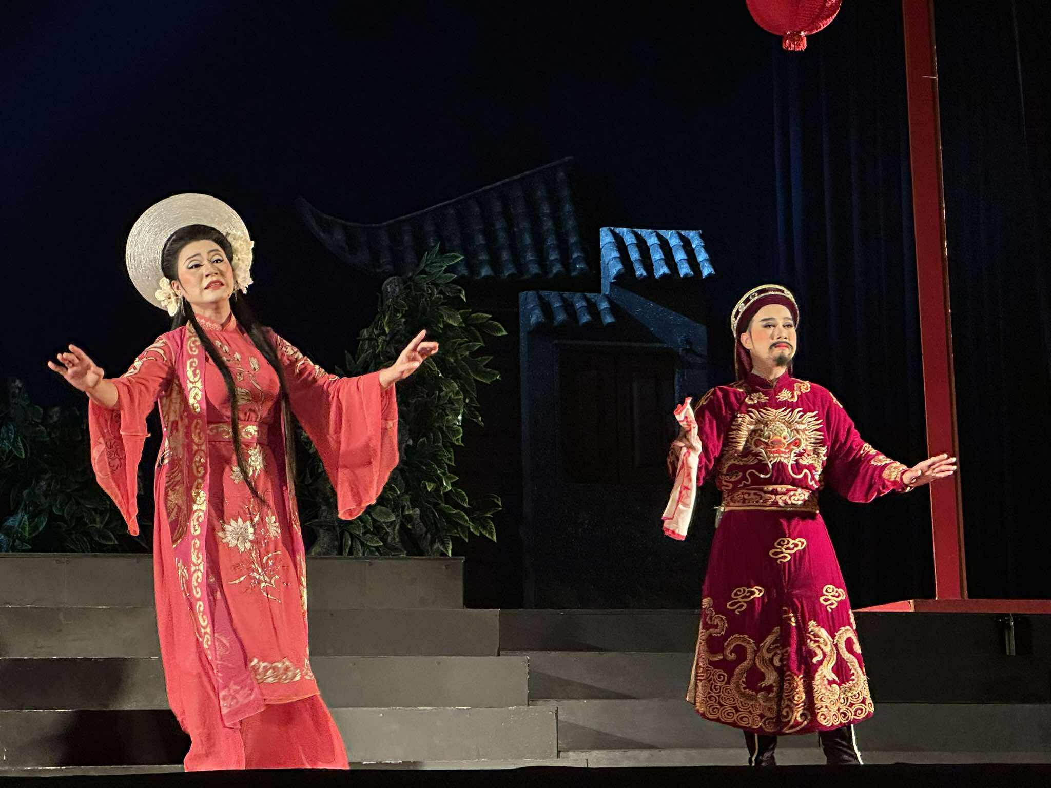 NSND Trần Ngọc Gi&agrave;u chăm ch&uacute;t, d&igrave;u dắt đội ngũ đạo diễn trẻ của s&acirc;n khấu H&aacute;t Bội TP HCM - Ảnh 4.