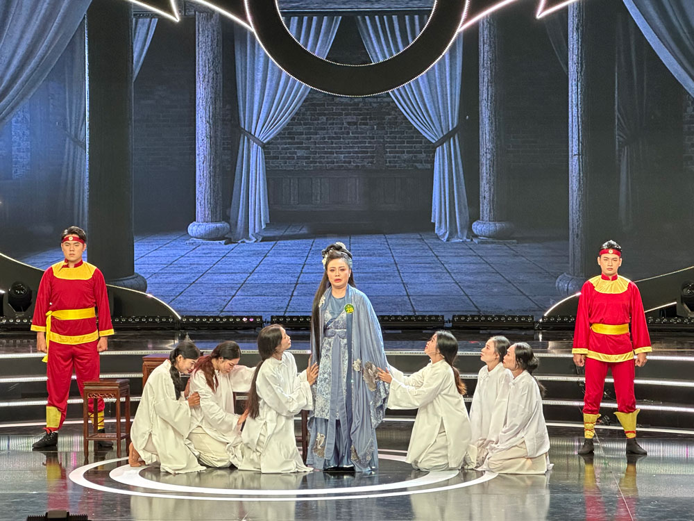 Nhìn lại "Chuông vàng vọng cổ" lần thứ 20 - 2025: Cải lương sử Việt là lựa chọn của giới trẻ - Ảnh 2.