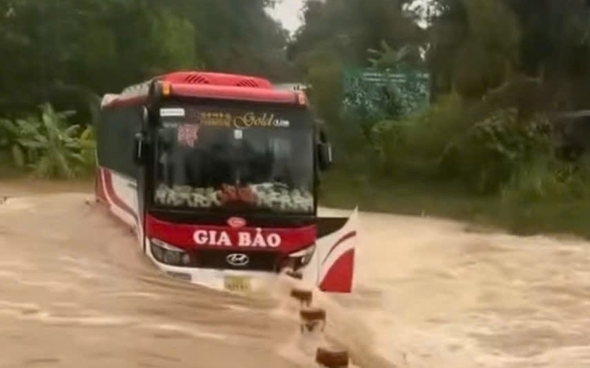 VIDEO: Xe khách chở 15 người đột ngột chết máy, mắc kẹt giữa dòng nước lũ cuồn cuộn