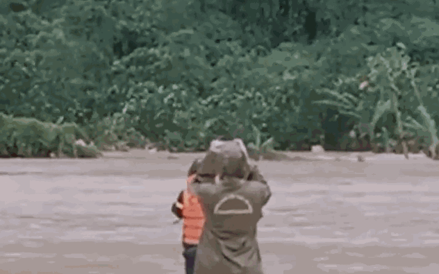 Nước lũ vẫn tiếp tục đổ về cuồn cuộn, h&agrave;ng loạt nh&agrave; d&acirc;n ngập tới n&oacute;c - Ảnh 6.