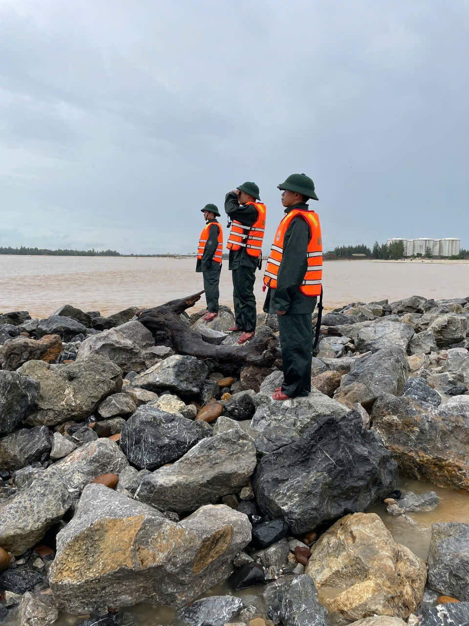 Chìm tàu cá TP HCM ở cửa Gianh, cửa Việt: Lập Sở chỉ huy tiền phương tìm 8 ngư dân mất tích - Ảnh 2.