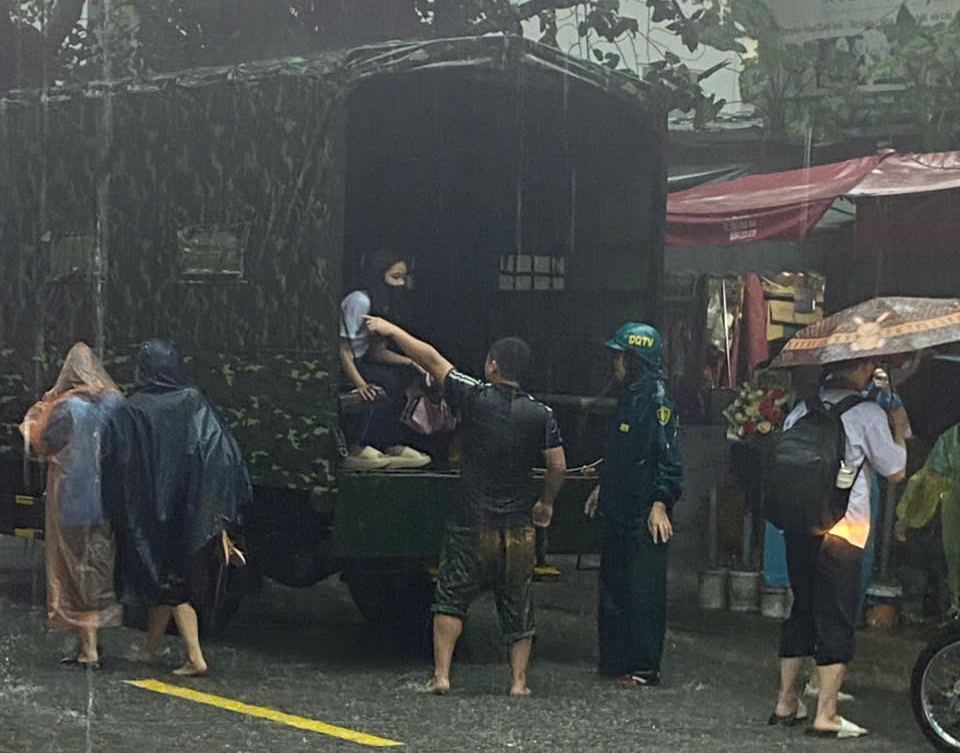 Nhiều ngã đường Hà Nội biến thành sông, xe quân đội hỗ trợ đưa học sinh về nhà - Ảnh 2.
