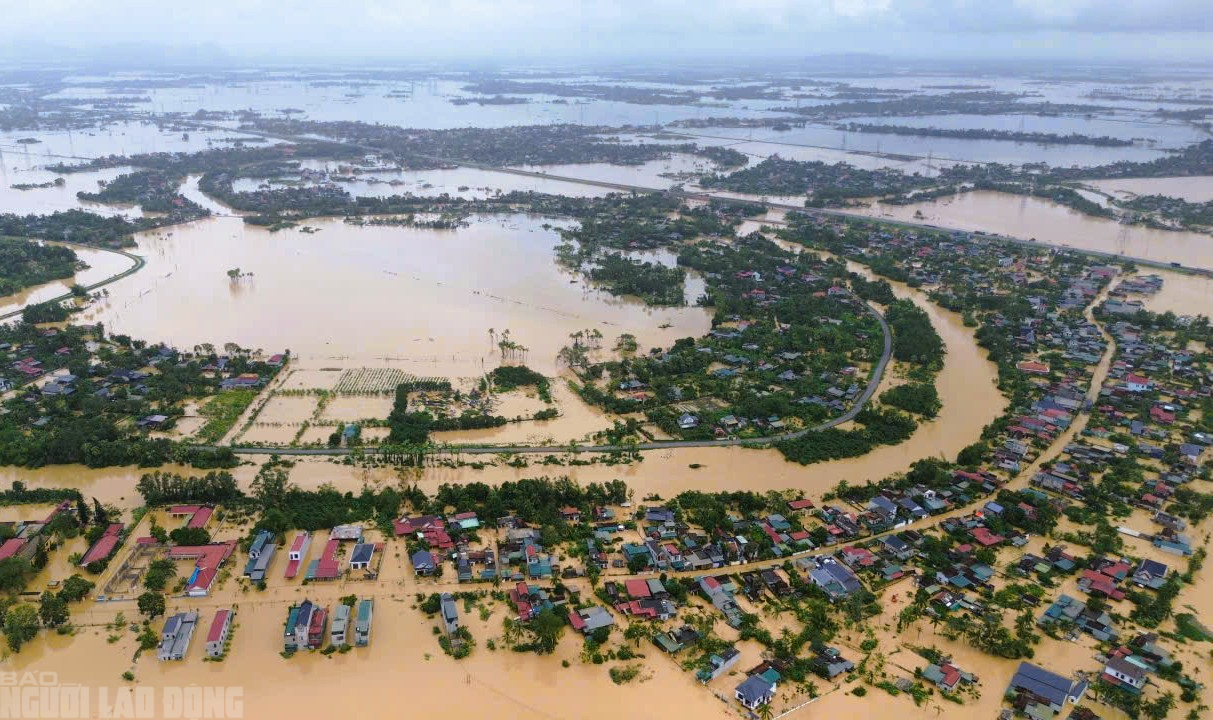 Một xã ở Thanh Hóa có hơn 3.000 ngôi nhà chìm trong biển nước - Ảnh 1.