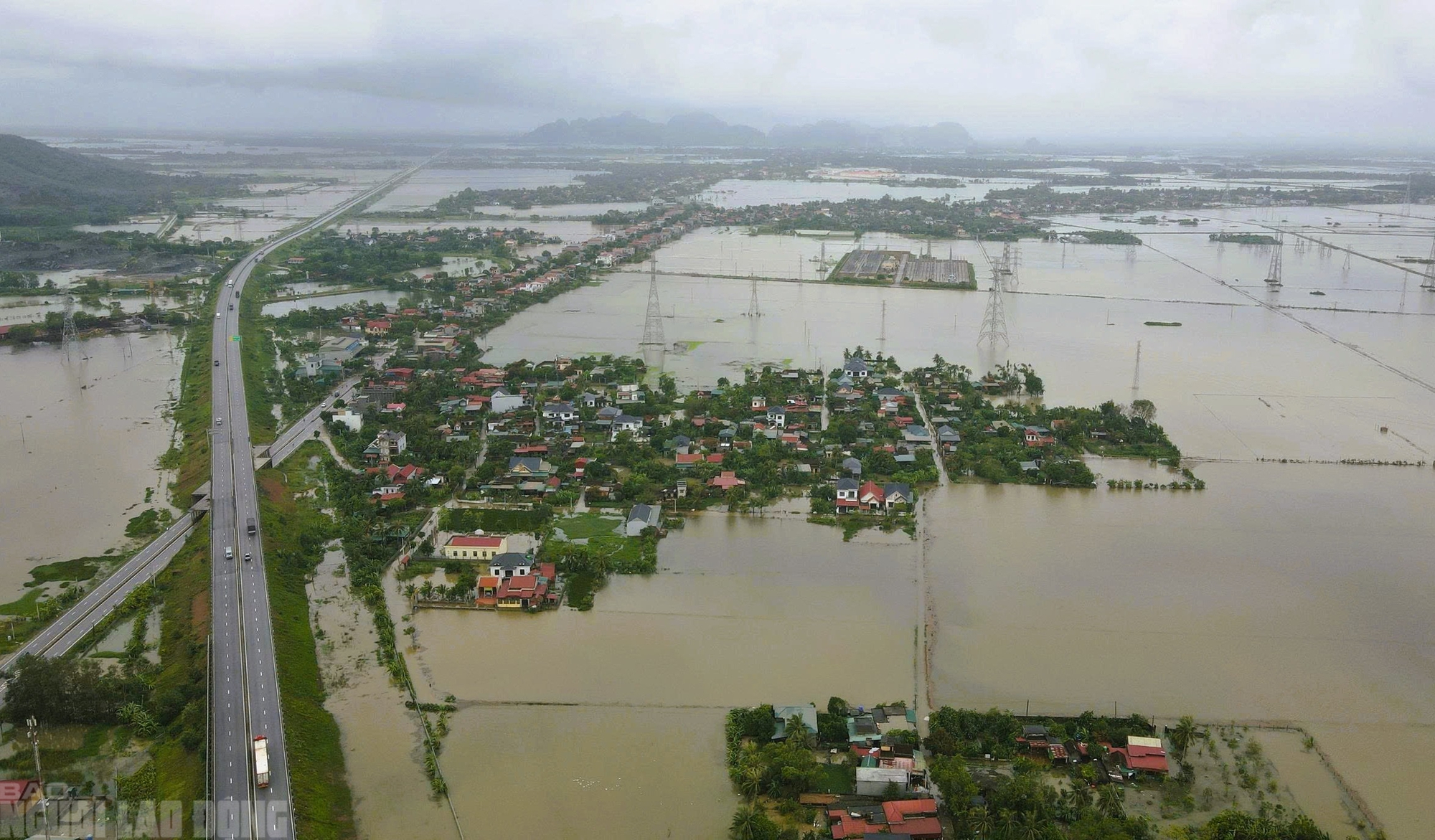 Một xã ở Thanh Hóa có hơn 3.000 ngôi nhà chìm trong biển nước - Ảnh 7.