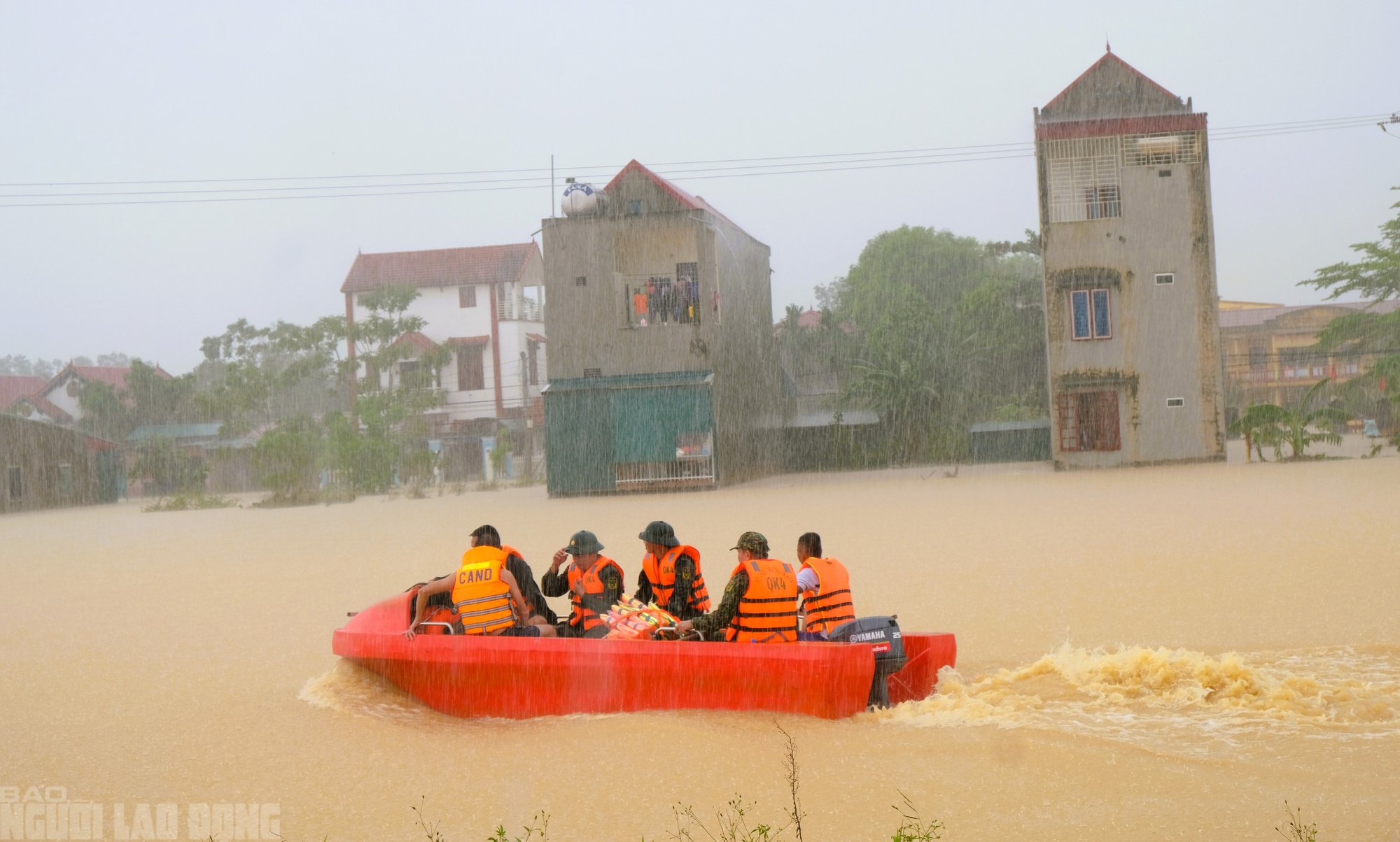 Một xã ở Thanh Hóa có hơn 3.000 ngôi nhà chìm trong biển nước - Ảnh 12.