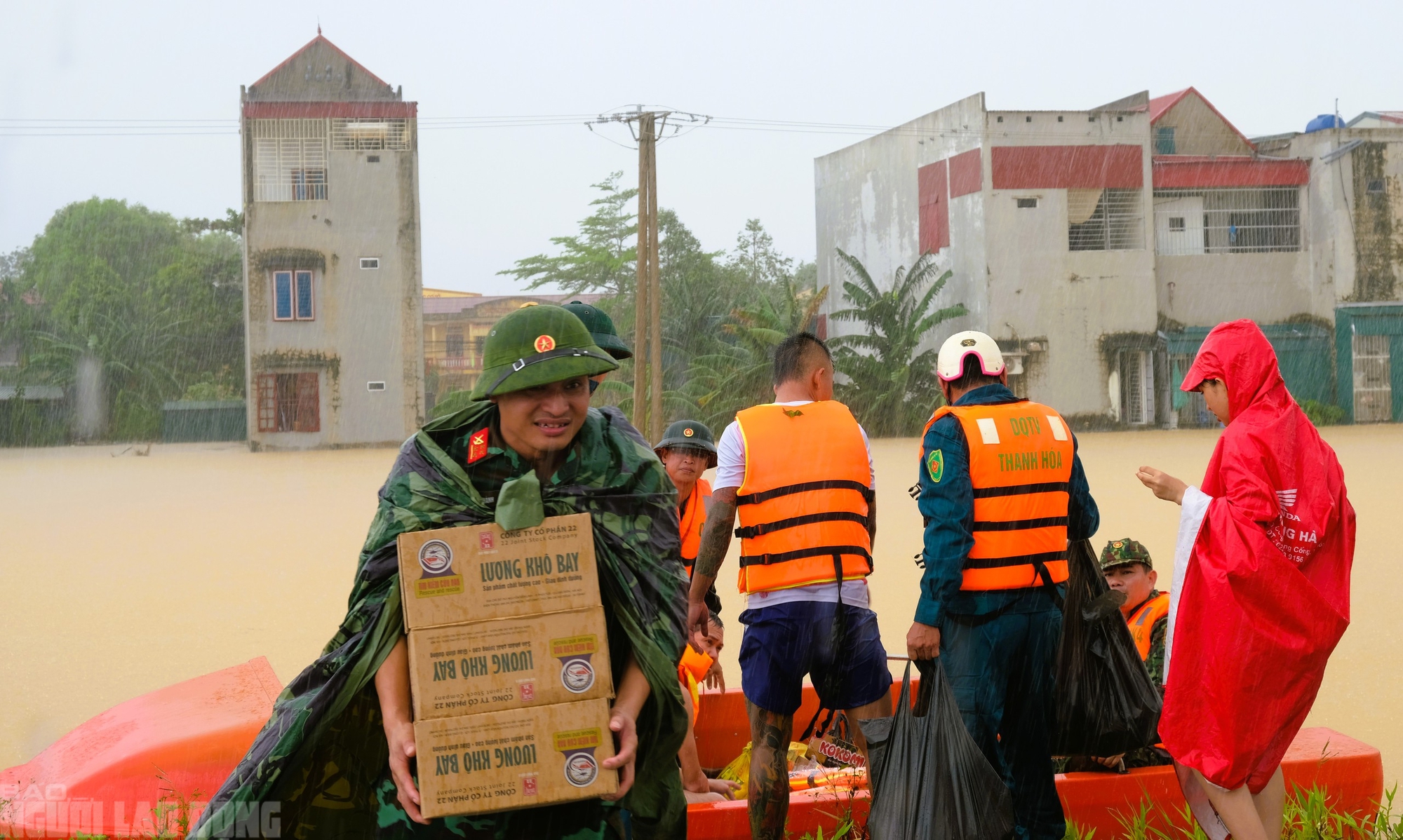 Những hình ảnh ấm áp tình người trong mưa bão của Công an Thanh Hóa - Ảnh 9.