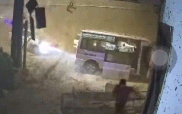 VIDEO: Bùn đất từ trên núi đổ sập xuống đường trên đèo Ô Quy Hồ, nhiều người bỏ ô tô tháo chạy
