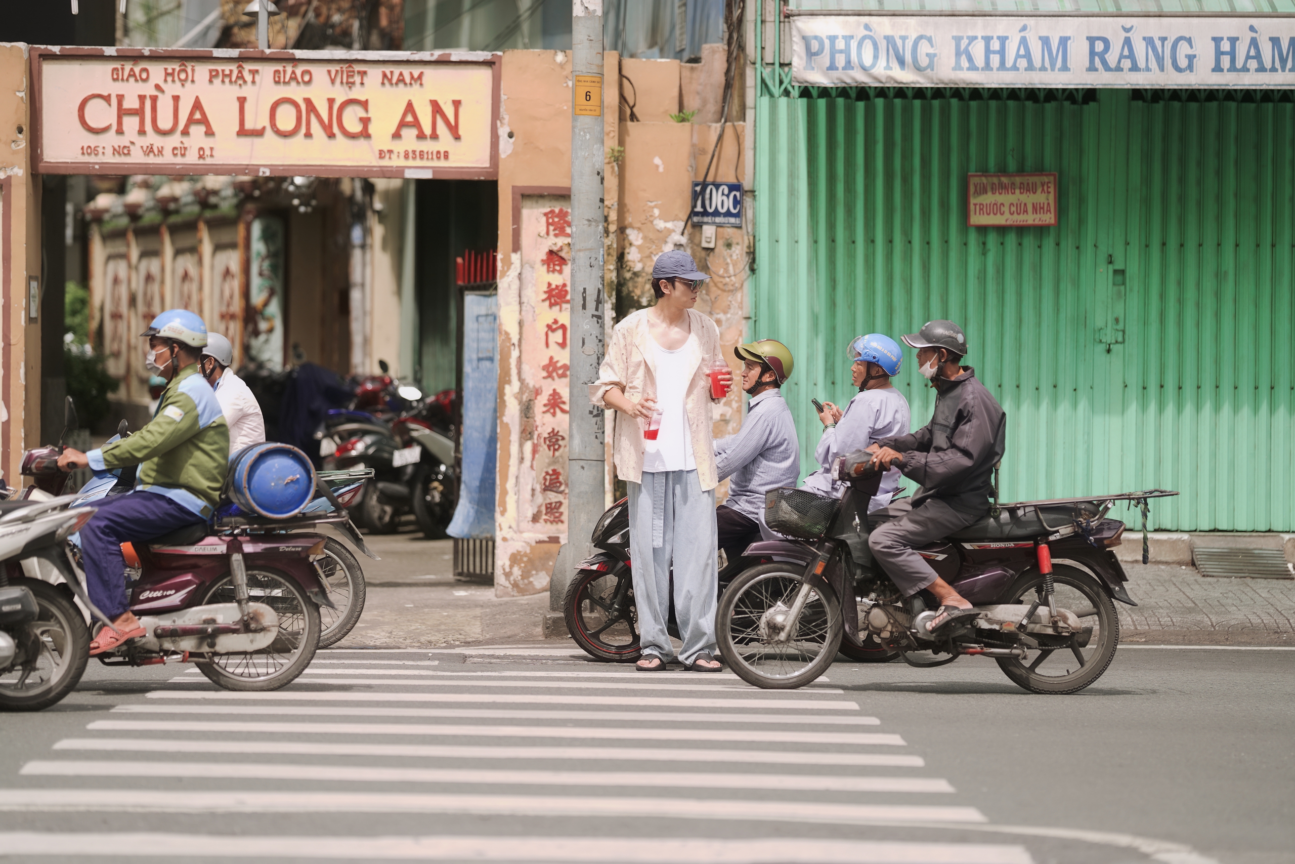 "Hoàng tử châu Á" Lee Kwang-soo "xịt keo" với Duy Khánh, Cù Thị Trà- Ảnh 1.