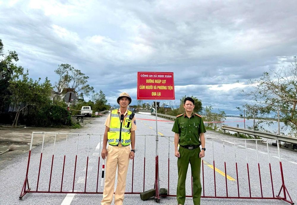 H&agrave; Tĩnh: Quốc lộ 1 ngập s&acirc;u hơn 1m, gần 79.000 ng&ocirc;i nh&agrave; bị hư hỏng do b&atilde;o số 10  - Ảnh 4.