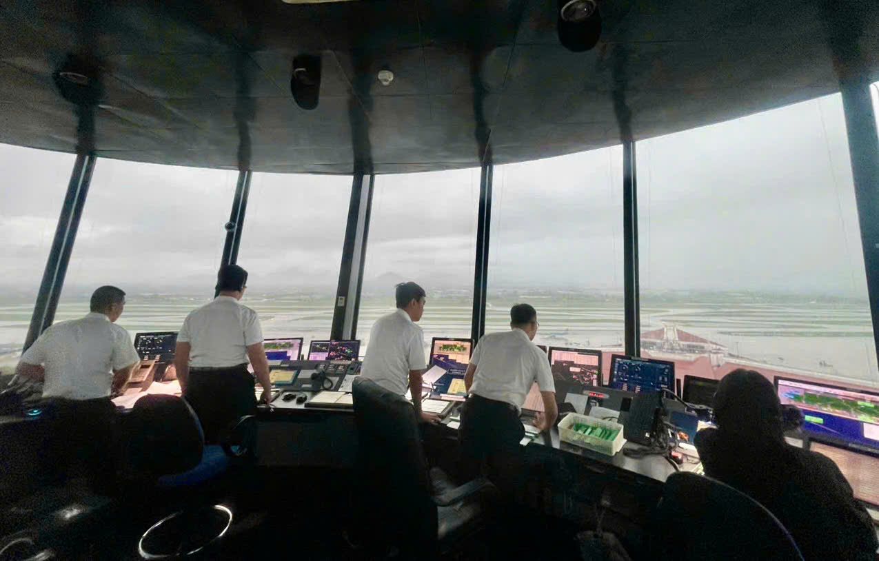 Mưa dông dữ dội kéo dài ngày 30-9 ảnh hưởng nghiêm trọng đến hoạt động bay- Ảnh 1.