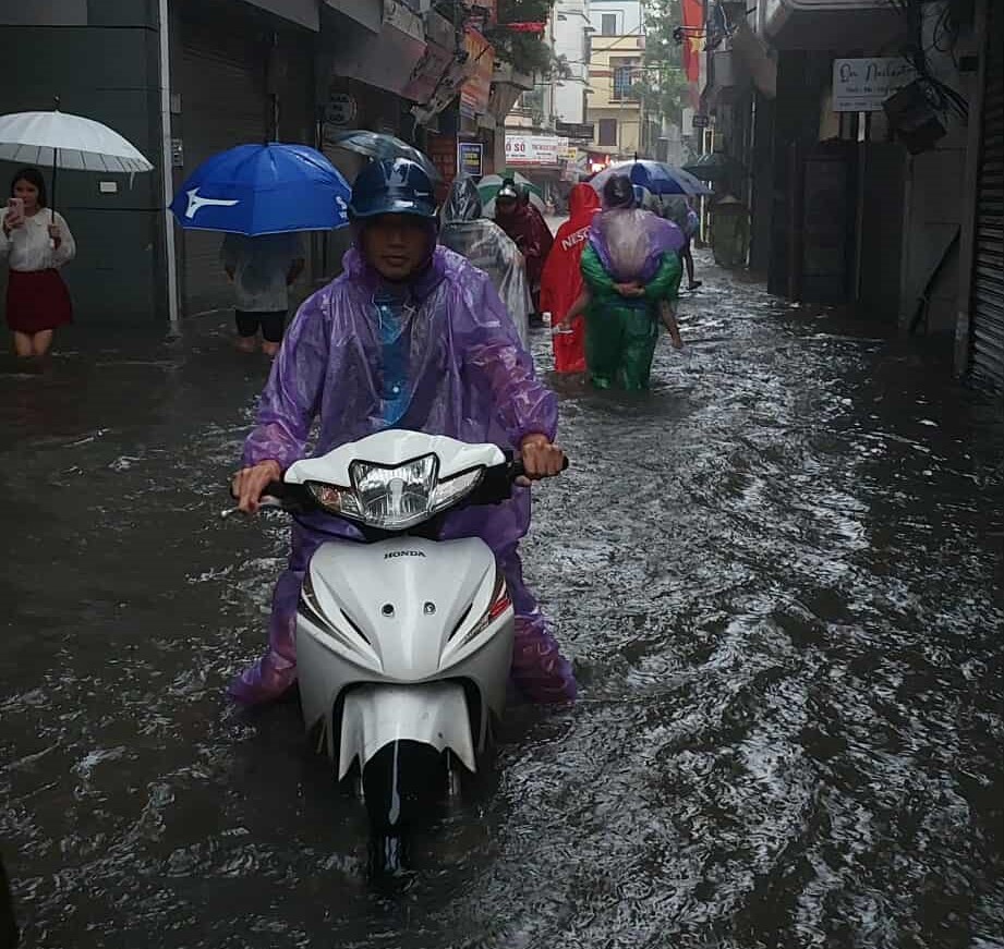 Nhiều ngã đường Hà Nội biến thành sông, xe quân đội hỗ trợ đưa học sinh về nhà - Ảnh 11.