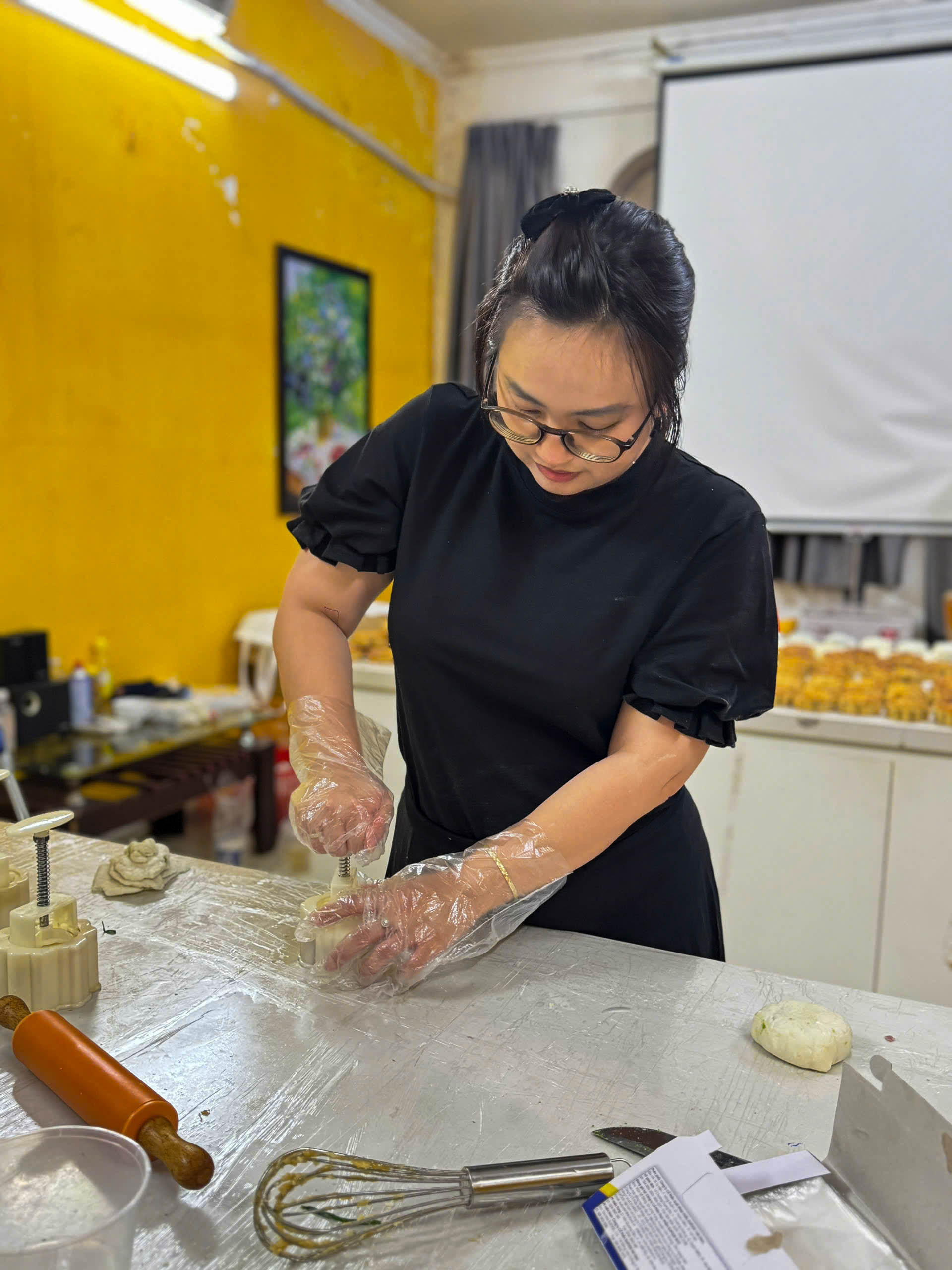 Giảng viên 10 năm làm bánh trung thu tặng bệnh nhi suy thận: "Tôi không muốn các bé cô đơn!" - Ảnh 4.