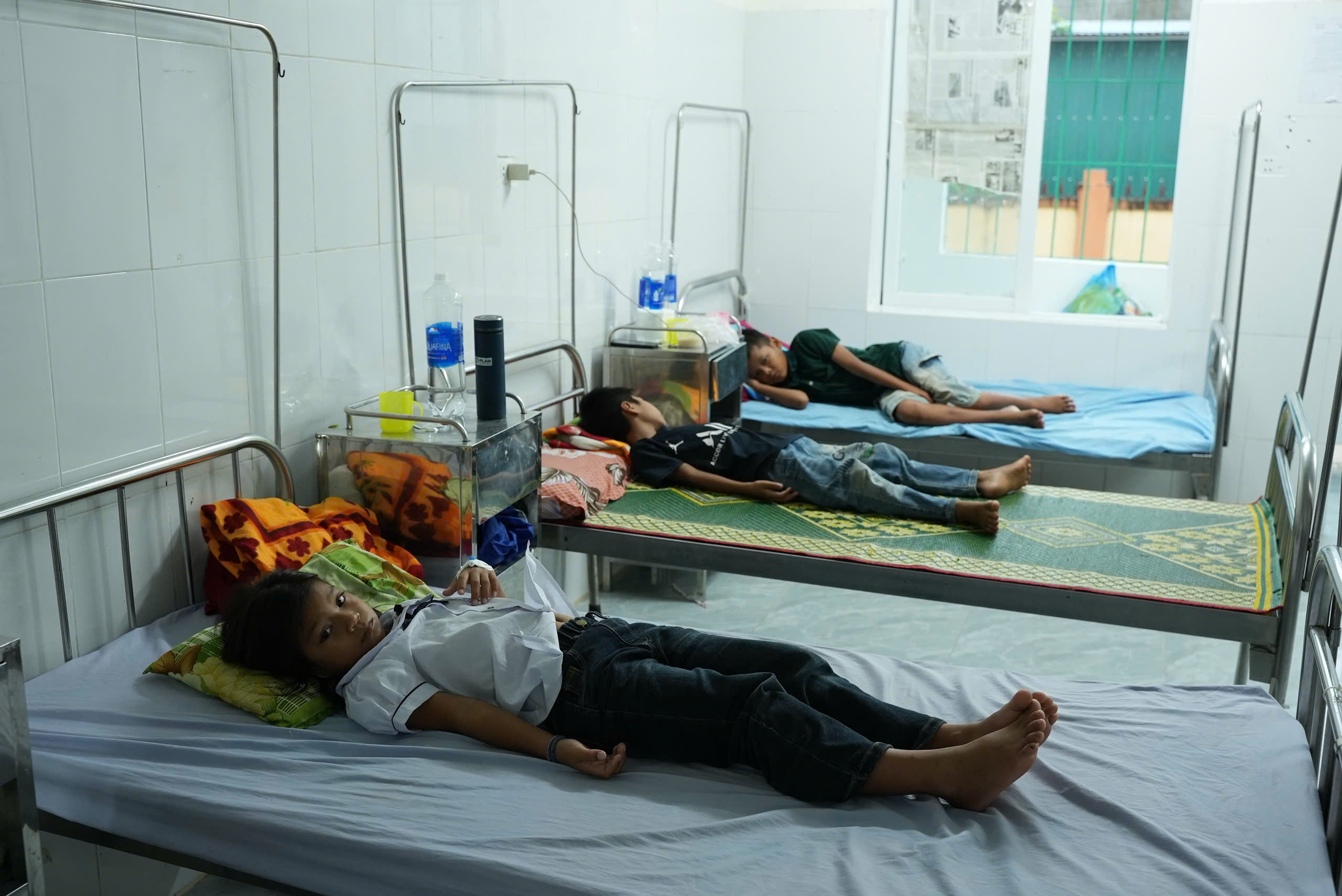 Vụ 40 học sinh ngộ độc: Tiết lộ mối quan hệ bất ngờ giữa hiệu trưởng v&agrave; nữ hiệu ph&oacute;- Ảnh 2.