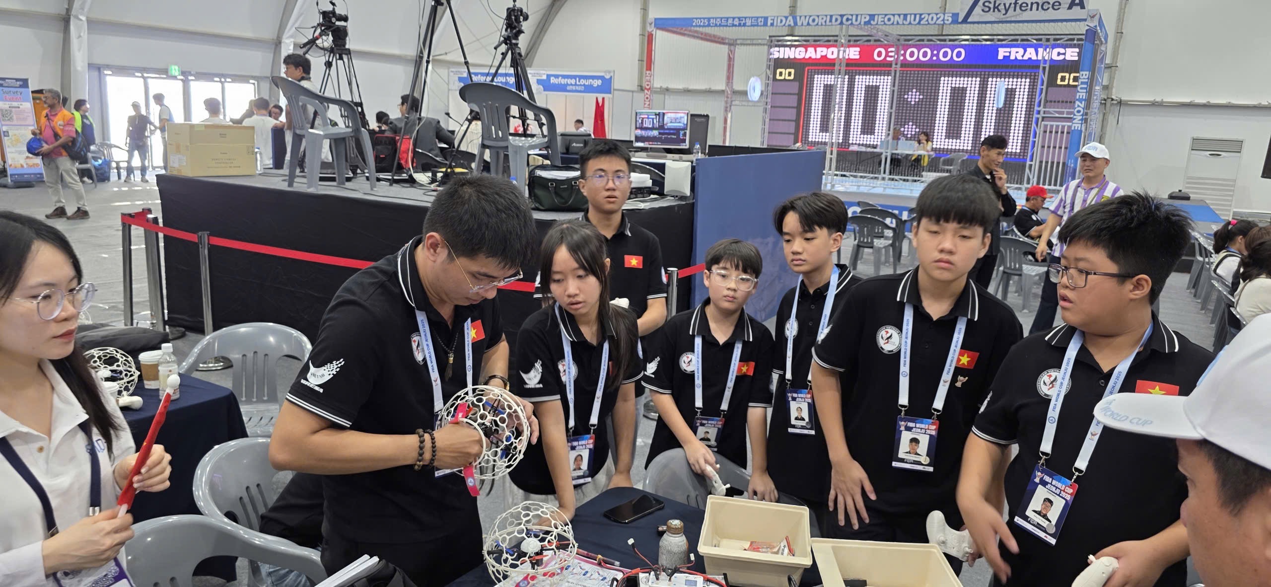Lần đầu ti&ecirc;n đội tuyển DroneSoccer Việt Nam gi&agrave;nh giải thưởng tại FIDA WorldCup - Ảnh 1.