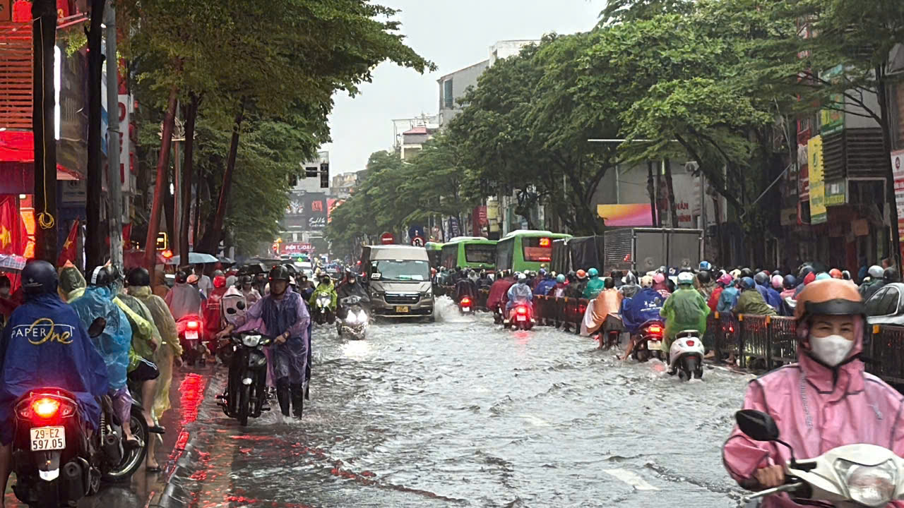 Nhiều ngã đường Hà Nội biến thành sông, xe quân đội hỗ trợ đưa học sinh về nhà - Ảnh 7.