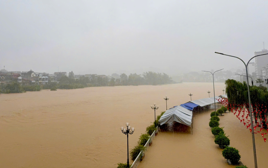 Mưa lũ g&acirc;y thiệt hại lớn, miền Bắc ngập lụt diện rộng, h&agrave;ng loạt hồ thủy điện xả lũ- Ảnh 1.