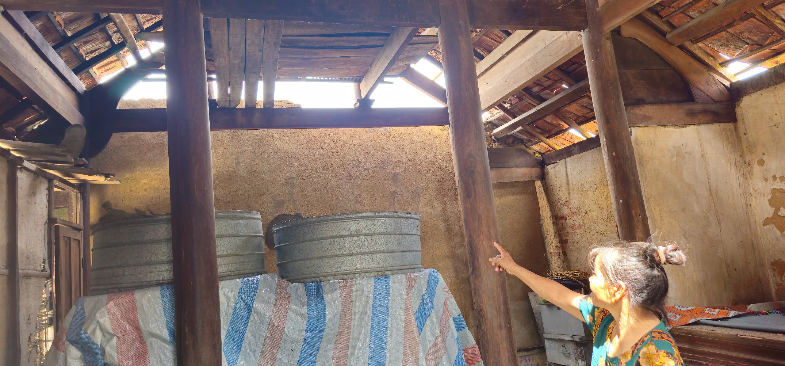 H&agrave; Tĩnh: Quốc lộ 1 ngập s&acirc;u hơn 1m, gần 79.000 ng&ocirc;i nh&agrave; bị hư hỏng do b&atilde;o số 10  - Ảnh 6.