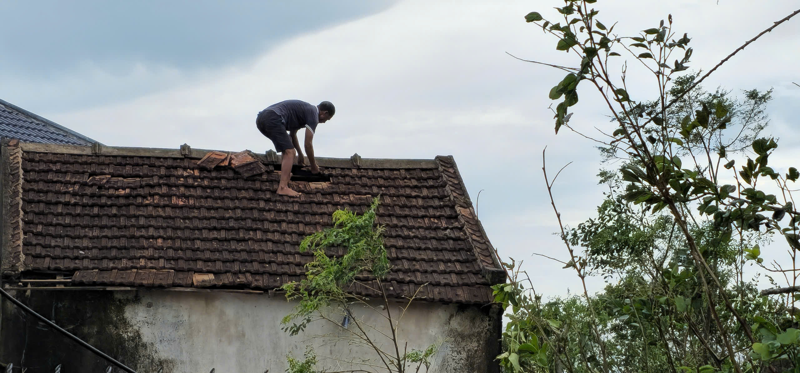 B&atilde;o cuốn đi hết to&agrave;n bộ t&agrave;i sản của vợ chồng em rồi anh ơi! - Ảnh 12.