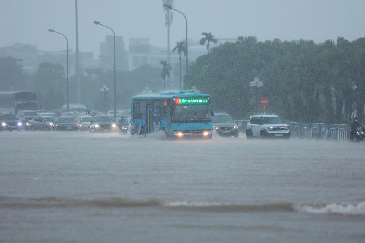 Hà Nội nhiều điểm ngập sâu do mưa lớn, giao thông ùn tắc - Ảnh 2.