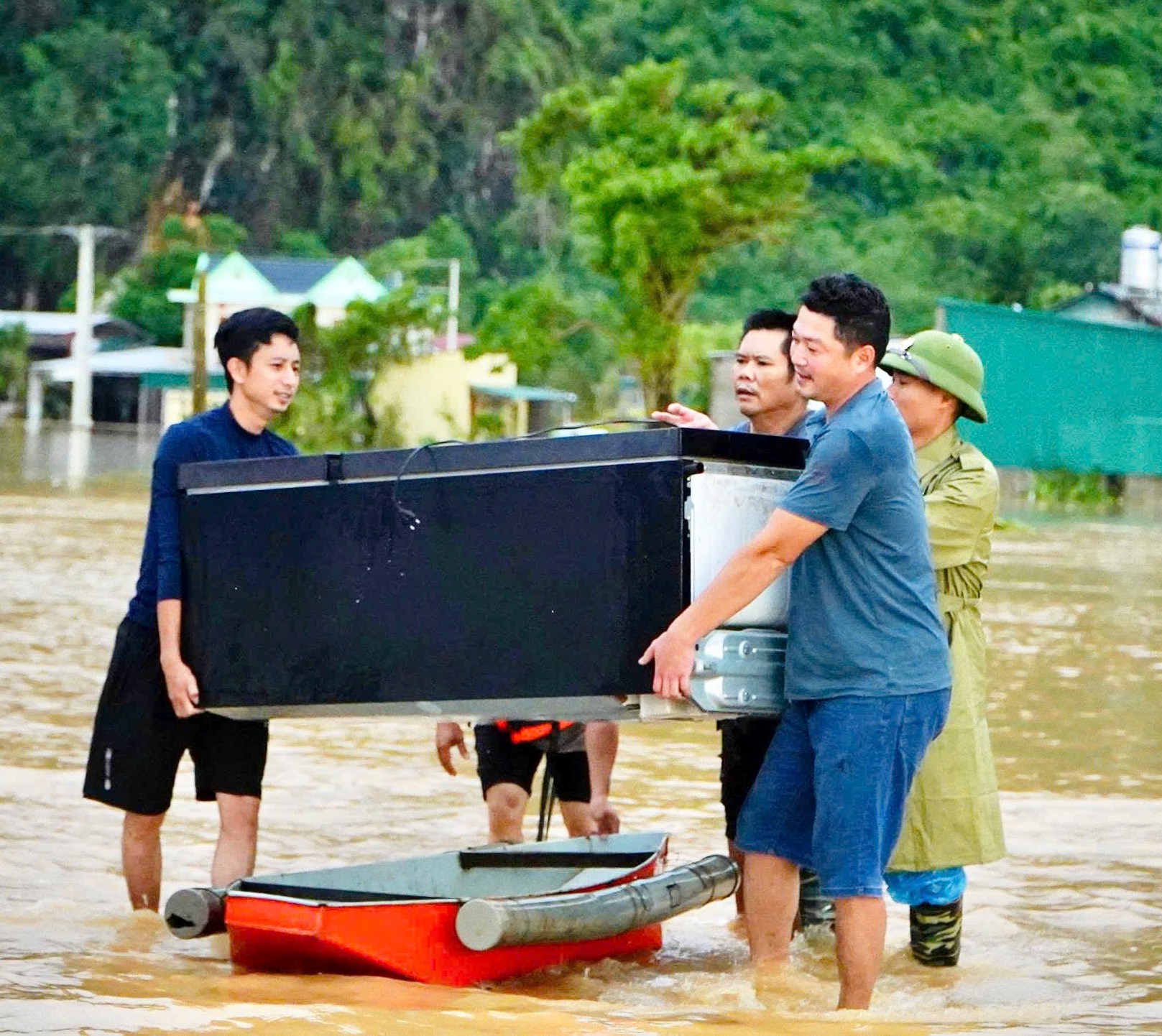 Nước lũ vẫn tiếp tục đổ về cuồn cuộn, hàng ngàn căn nhà ngập tới nóc - Ảnh 9.