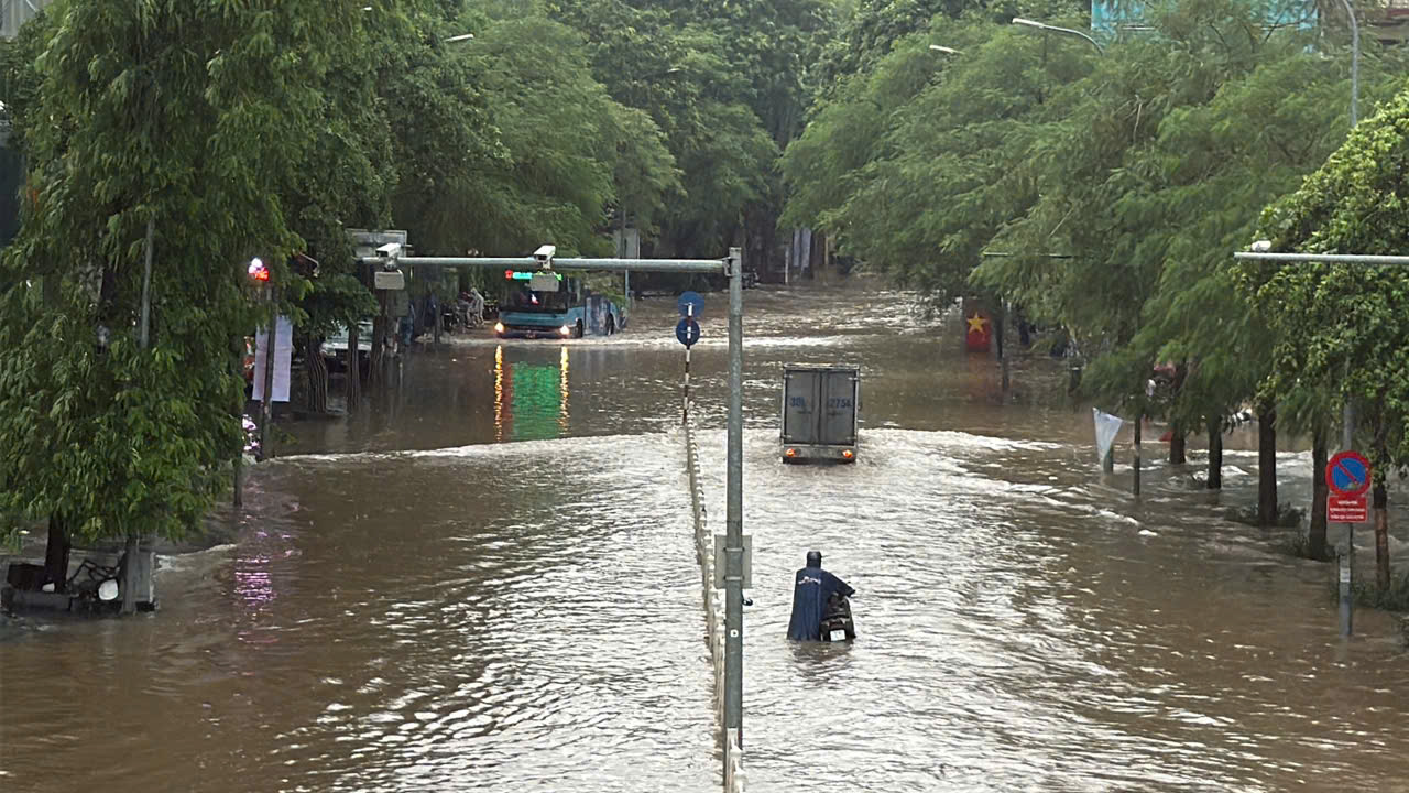 Nhiều ngã đường Hà Nội biến thành sông, xe quân đội hỗ trợ đưa học sinh về nhà - Ảnh 8.