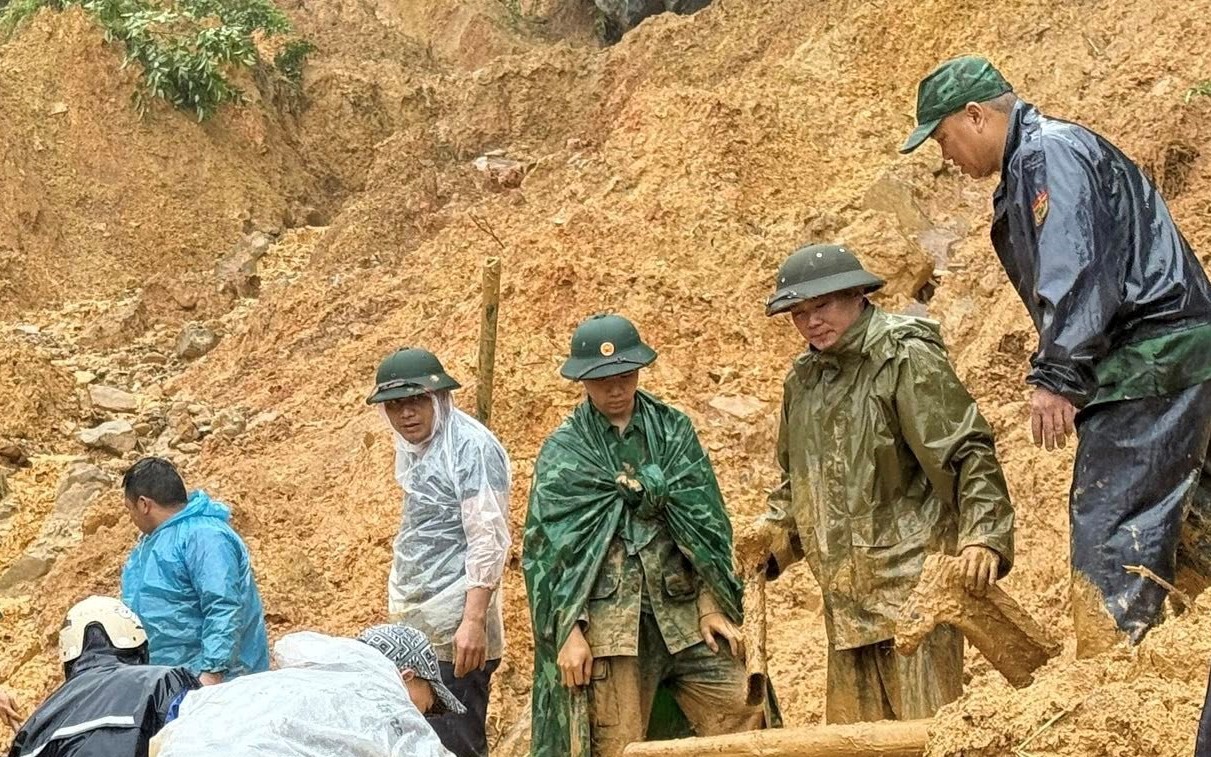 Sạt lở đất vùi lấp căn nhà, 4 người trong gia đình mất tích