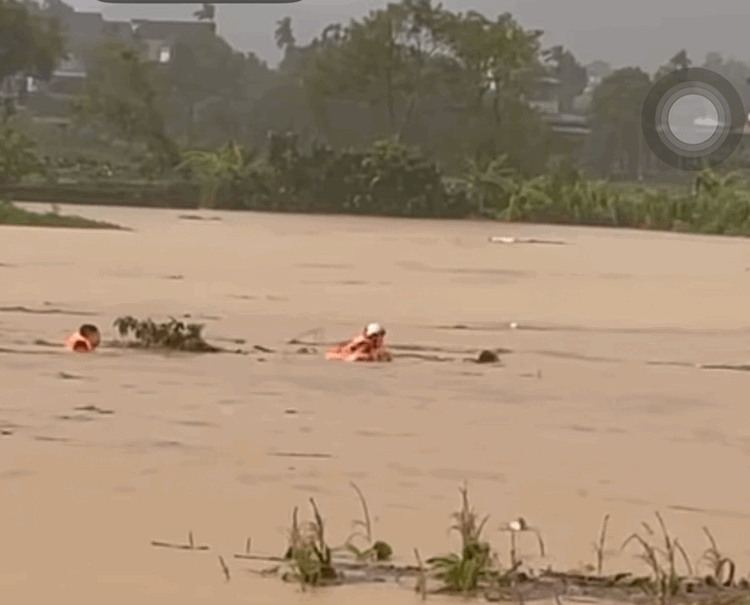 Số người thương vong do b&atilde;o số 10 tăng cao, t&agrave;n ph&aacute; h&agrave;ng trăm ng&agrave;n ng&ocirc;i nh&agrave;- Ảnh 1.