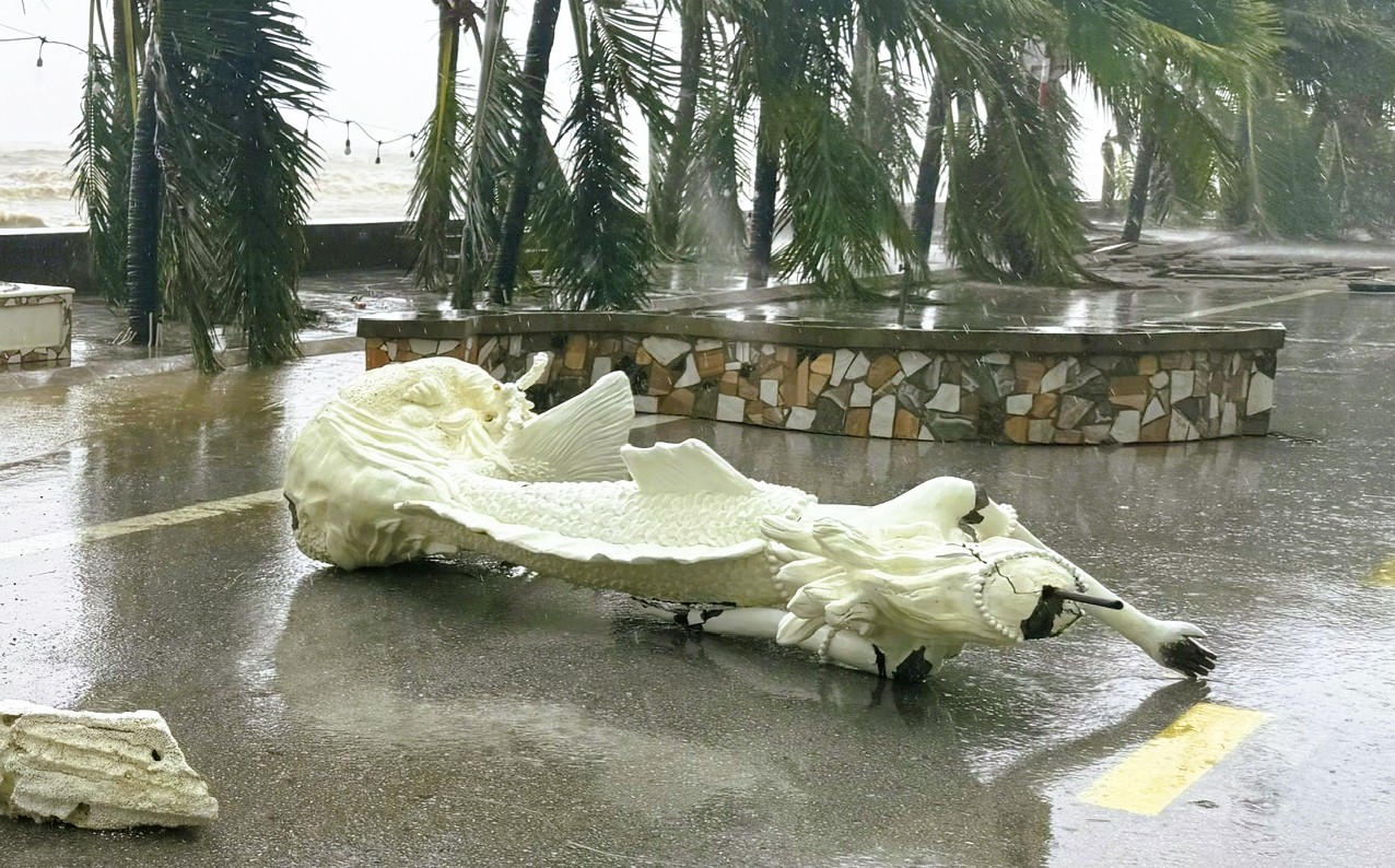 Bãi biển nổi tiếng ở Thanh Hóa tơi tả sau bão số 10 Bualoi - Ảnh 16.