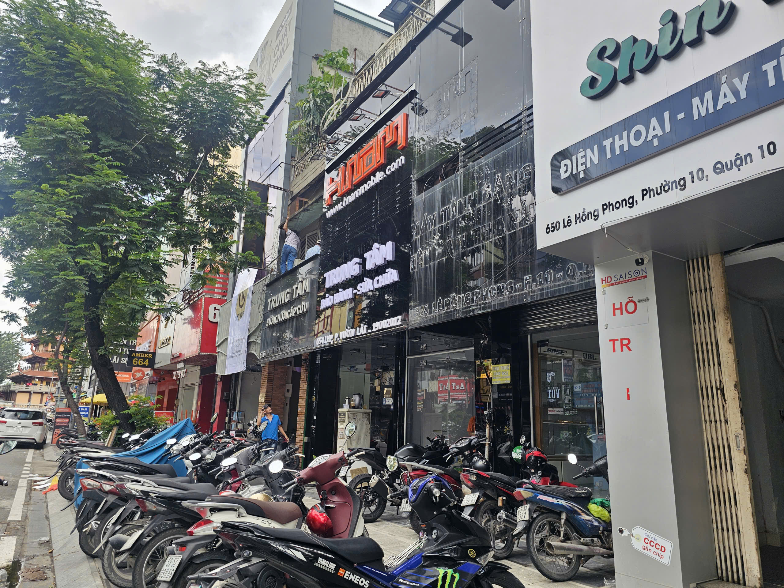 Thấy g&igrave; từ việc chuỗi b&aacute;n lẻ điện thoại gần 20 năm tại TP HCM bất ngờ đ&oacute;ng cửa - Ảnh 1.