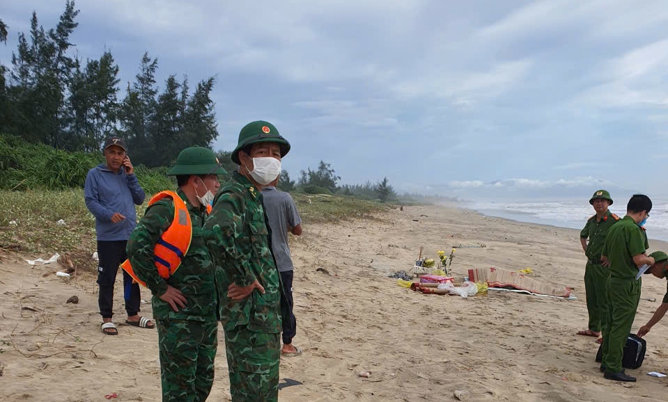 NÓNG: Phát hiện 2 thi thể nghi là nạn nhân trong vụ 9 ngư dân mất tích ở Quảng Trị - Ảnh 1.