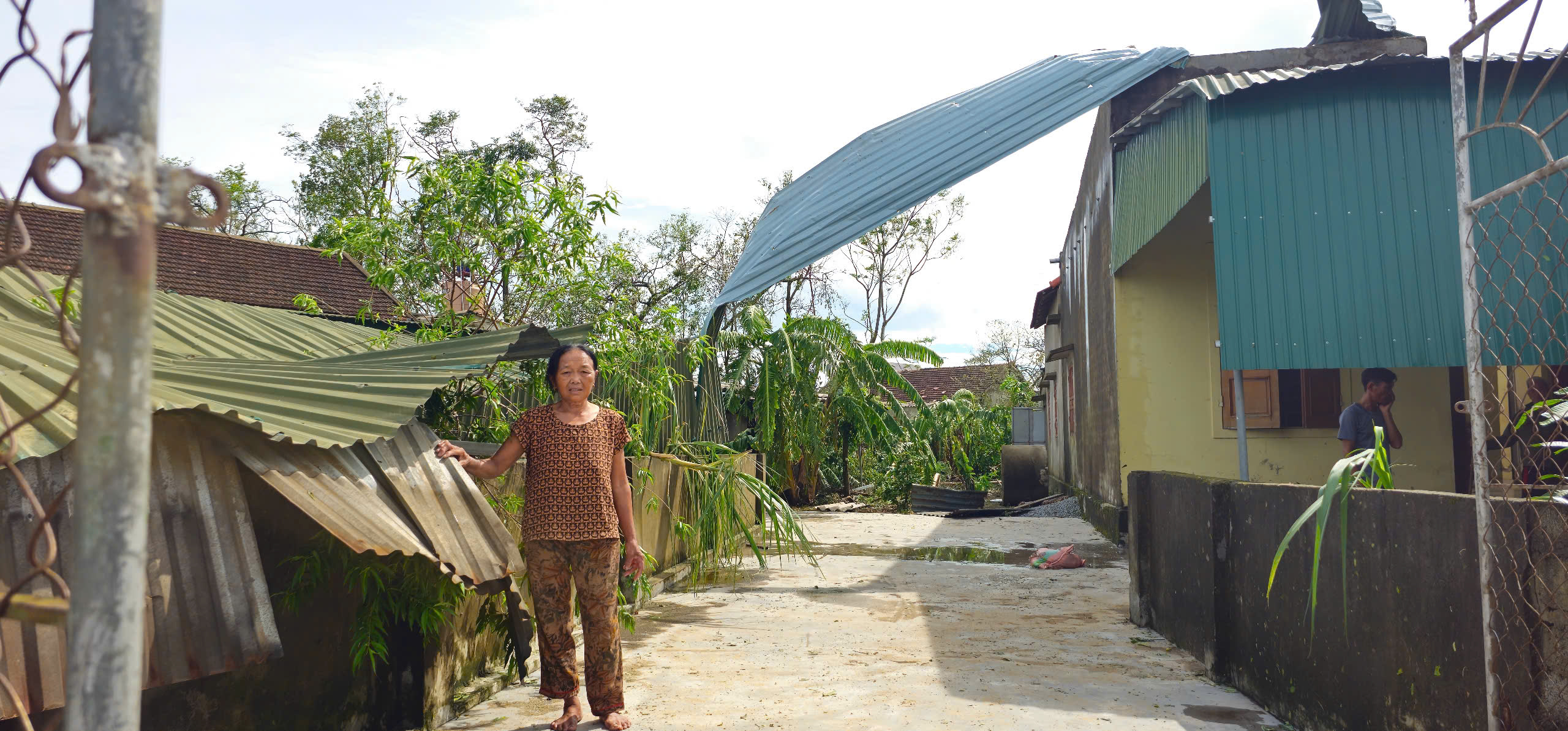 B&atilde;o cuốn đi hết to&agrave;n bộ t&agrave;i sản của vợ chồng em rồi anh ơi! - Ảnh 9.