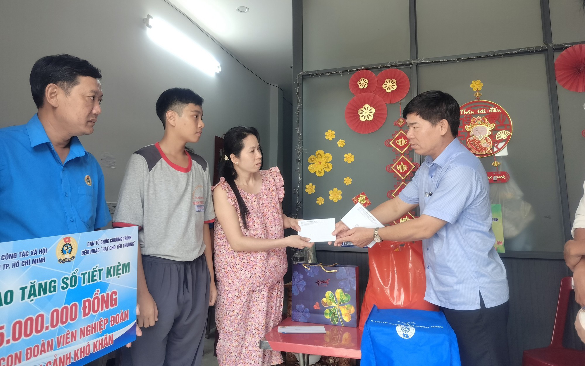 Liên đoàn Lao động TP HCM hỗ trợ gia đình đoàn viên nghiệp đoàn đặc biệt khó khăn