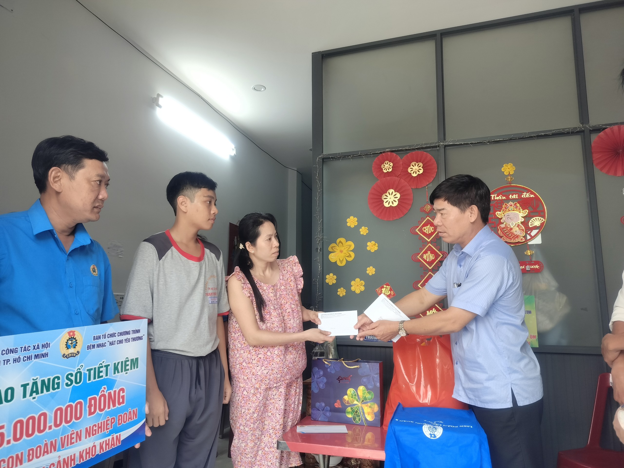 LĐLĐ TP HCM hỗ trợ gia đ&igrave;nh đo&agrave;n vi&ecirc;n nghiệp đo&agrave;n đặc biệt kh&oacute; khăn - Ảnh 1.