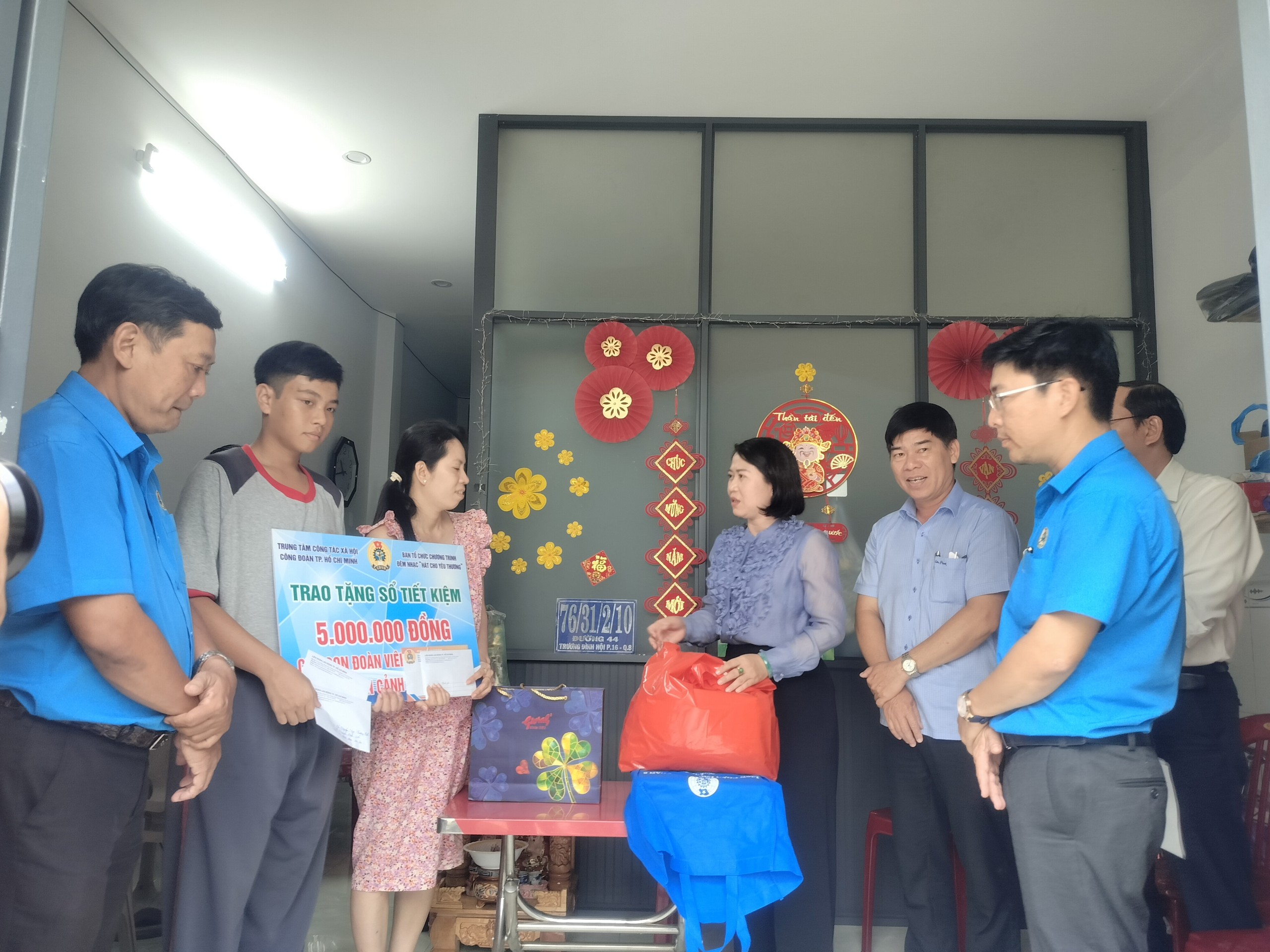LĐLĐ TP HCM hỗ trợ gia đ&igrave;nh đo&agrave;n vi&ecirc;n nghiệp đo&agrave;n đặc biệt kh&oacute; khăn - Ảnh 3.