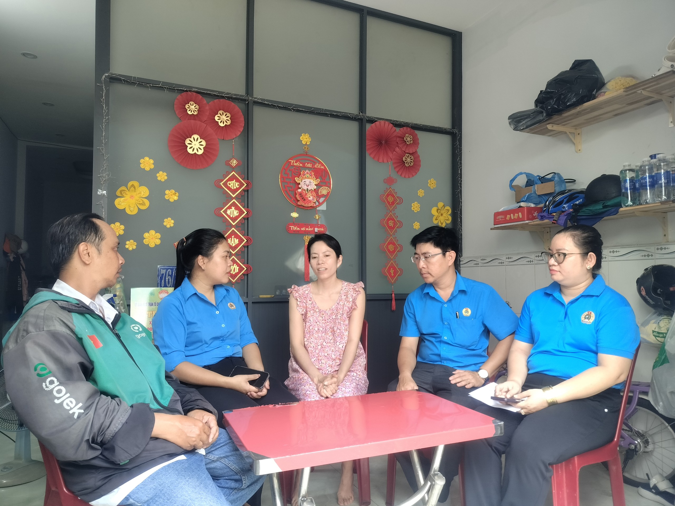 LĐLĐ TP HCM hỗ trợ gia đ&igrave;nh đo&agrave;n vi&ecirc;n nghiệp đo&agrave;n đặc biệt kh&oacute; khăn - Ảnh 2.