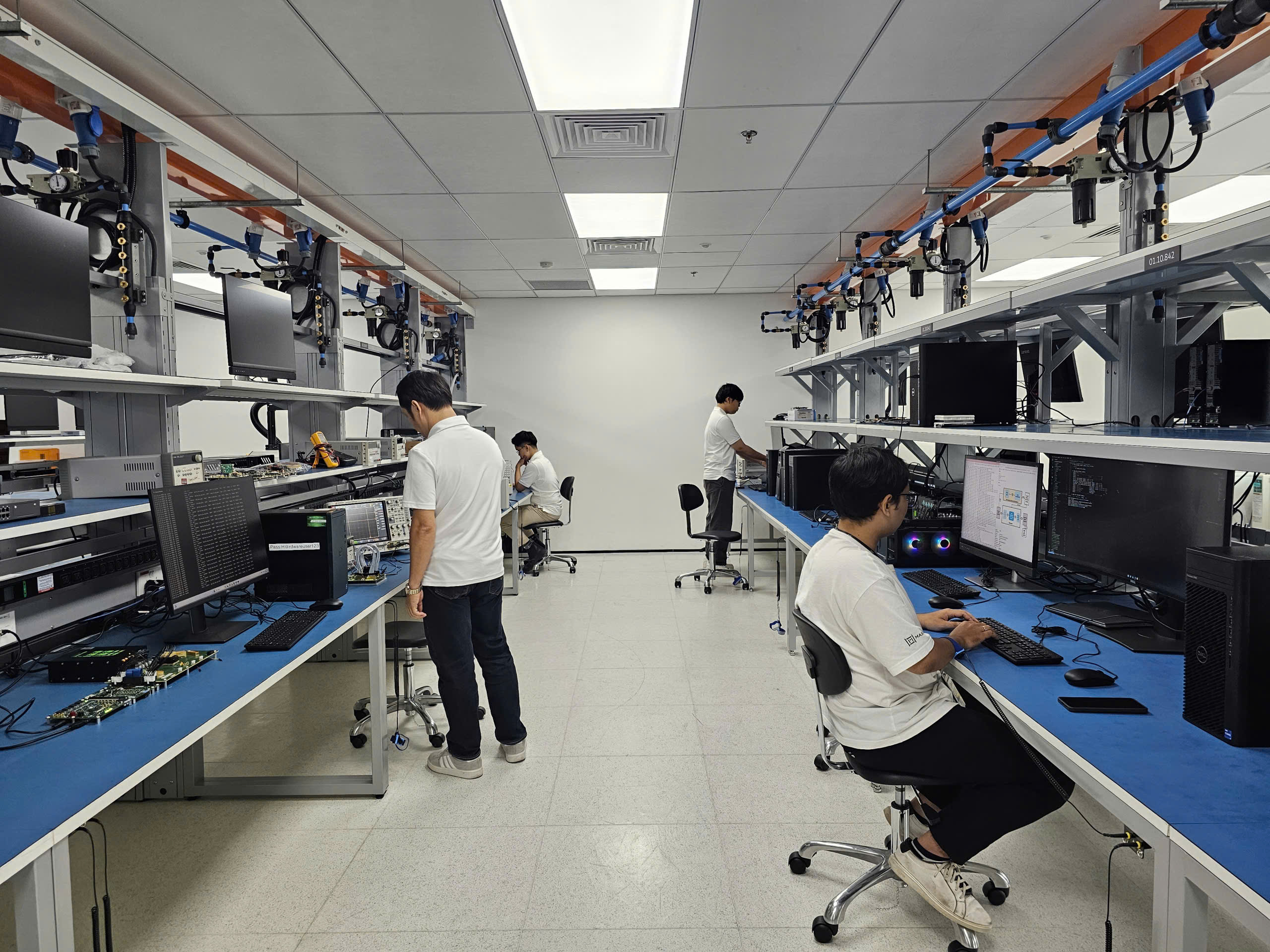Cận cảnh phòng thí nghiệm triệu USD đặt tại TP HCM của "gã khổng lồ" bán dẫn toàn cầu- Ảnh 8.