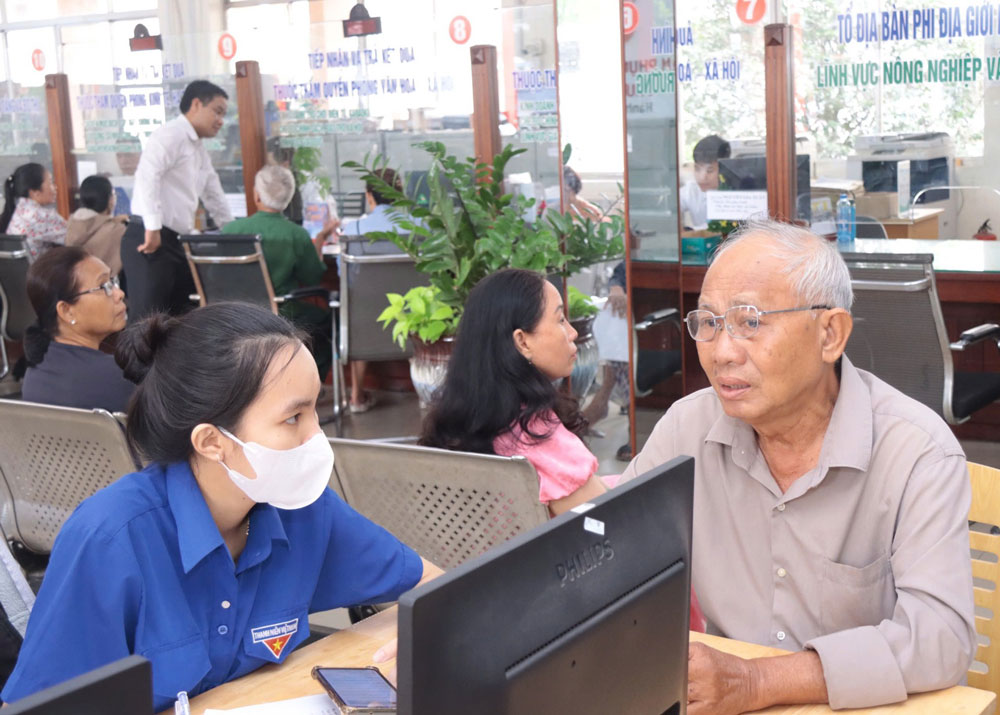 Tận t&acirc;m, chu đ&aacute;o phục vụ người d&acirc;n - Ảnh 1.