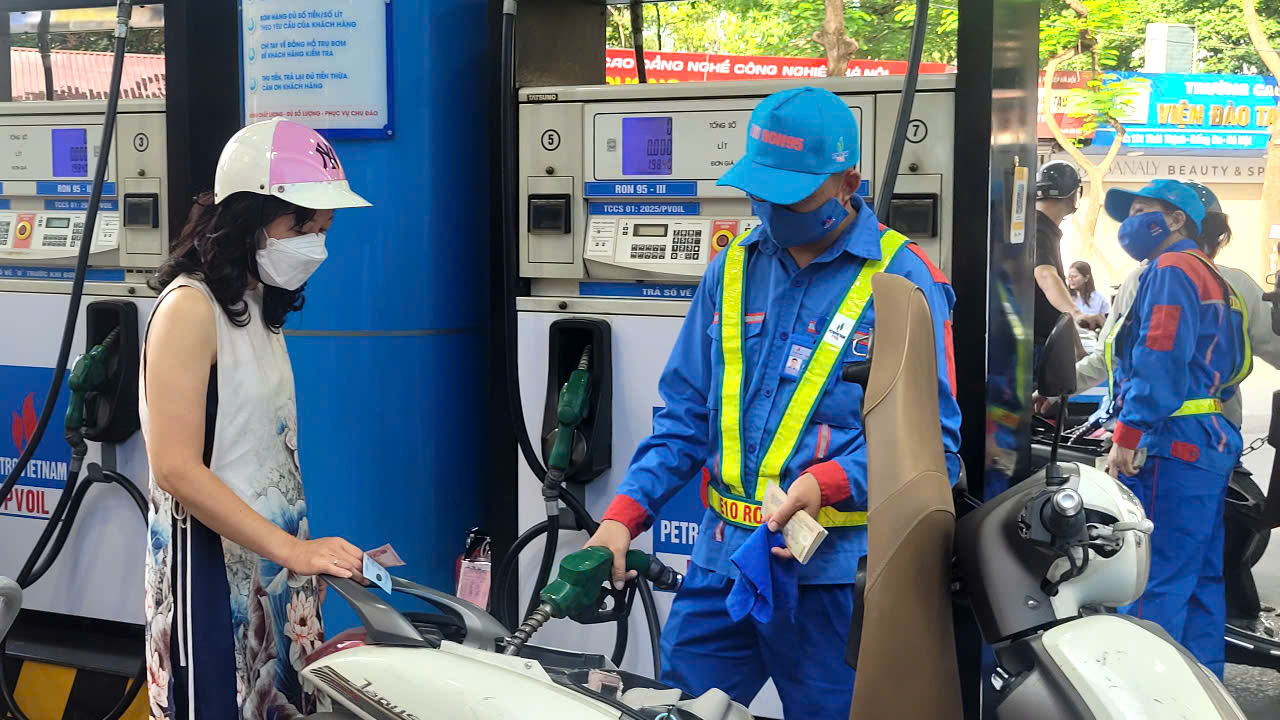 Giá xăng dầu giảm sau thời gian tăng liên tiếp , tác động đến thị trường - Ảnh 1.