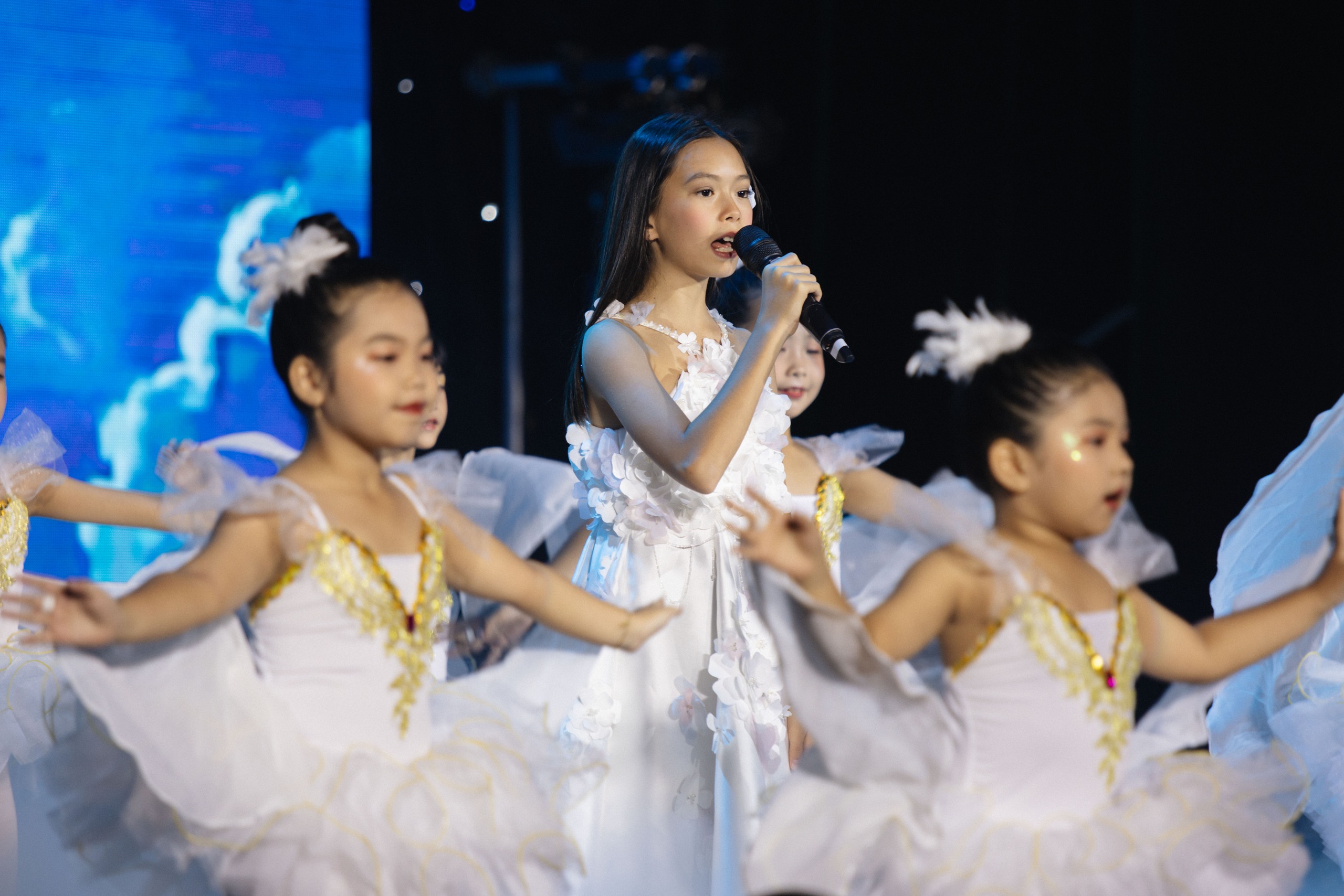Con trai H&agrave; Kiều Anh đệm đ&agrave;n cho diva Hồng Nhung h&aacute;t &ldquo;Cho con&rdquo;- Ảnh 8.