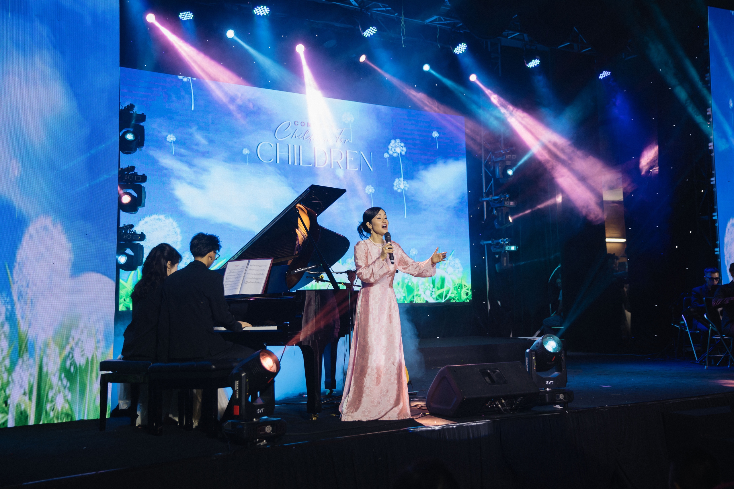 Con trai H&agrave; Kiều Anh đệm đ&agrave;n cho diva Hồng Nhung h&aacute;t &ldquo;Cho con&rdquo;- Ảnh 2.