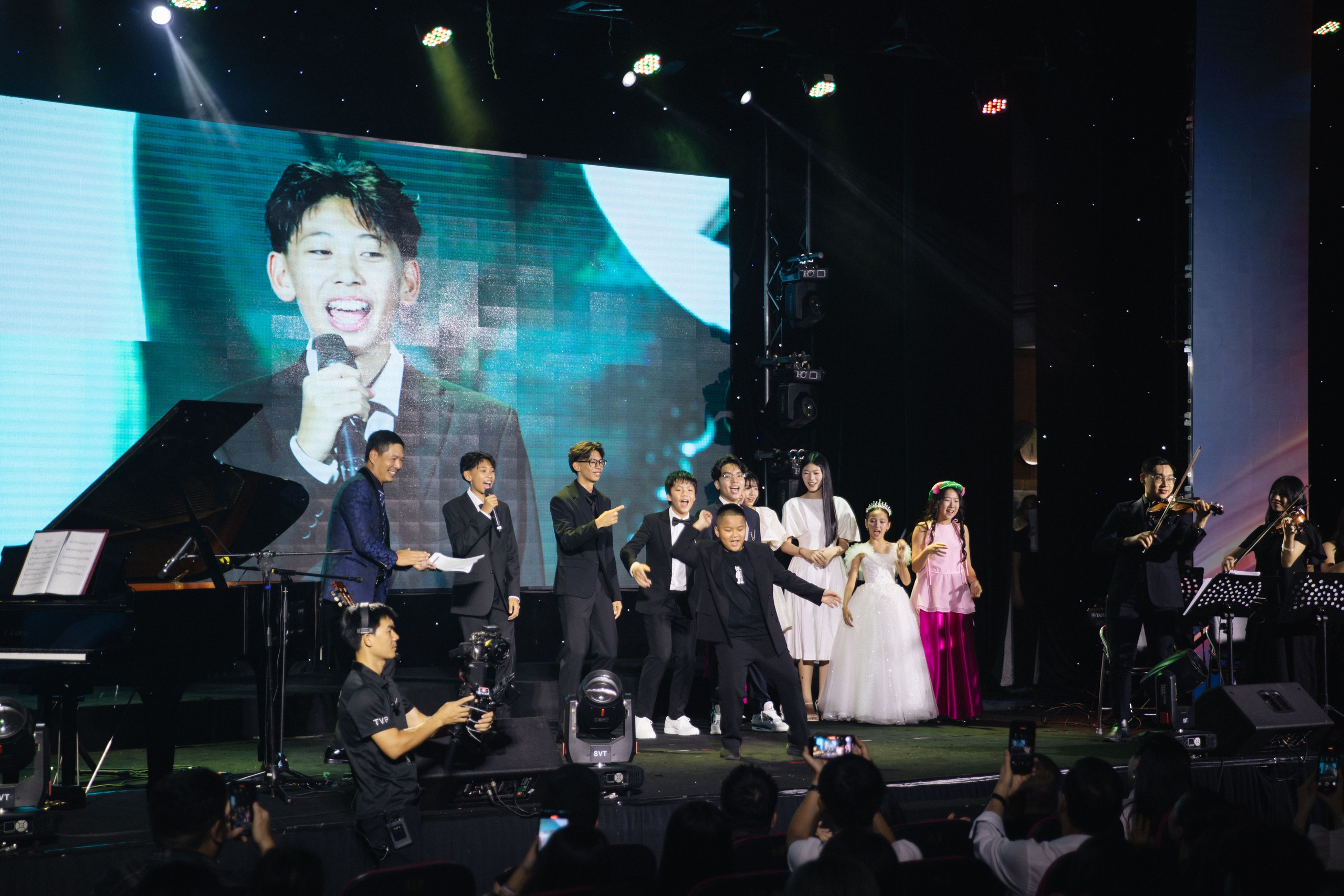 Con trai H&agrave; Kiều Anh đệm đ&agrave;n cho diva Hồng Nhung h&aacute;t &ldquo;Cho con&rdquo;- Ảnh 7.