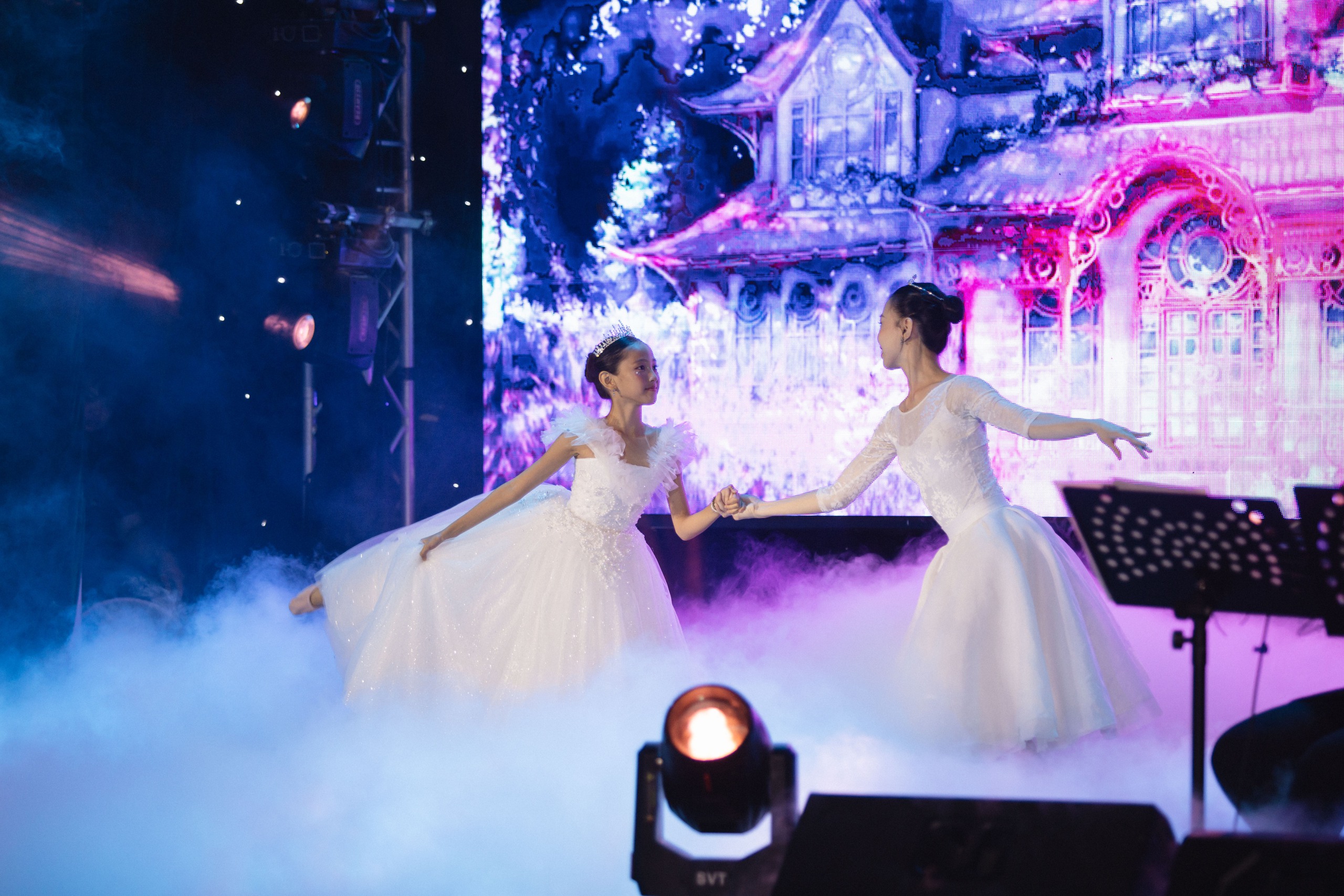 Con trai H&agrave; Kiều Anh đệm đ&agrave;n cho diva Hồng Nhung h&aacute;t &ldquo;Cho con&rdquo;- Ảnh 10.