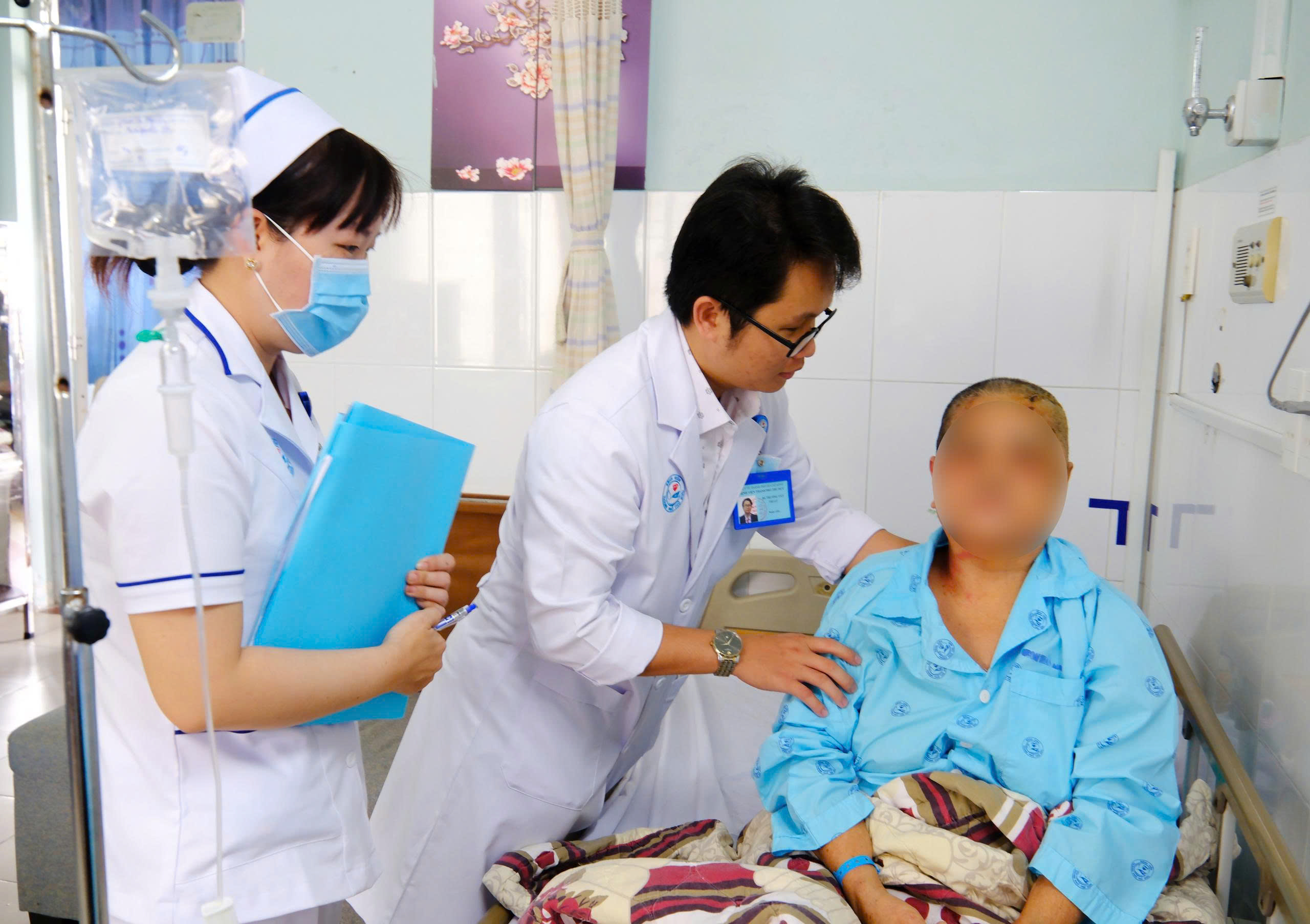 Người phụ nữ t&eacute; ng&atilde; trong l&uacute;c tắm, tới bệnh viện th&igrave; ph&aacute;t hiện điều bất ngờ - Ảnh 1.