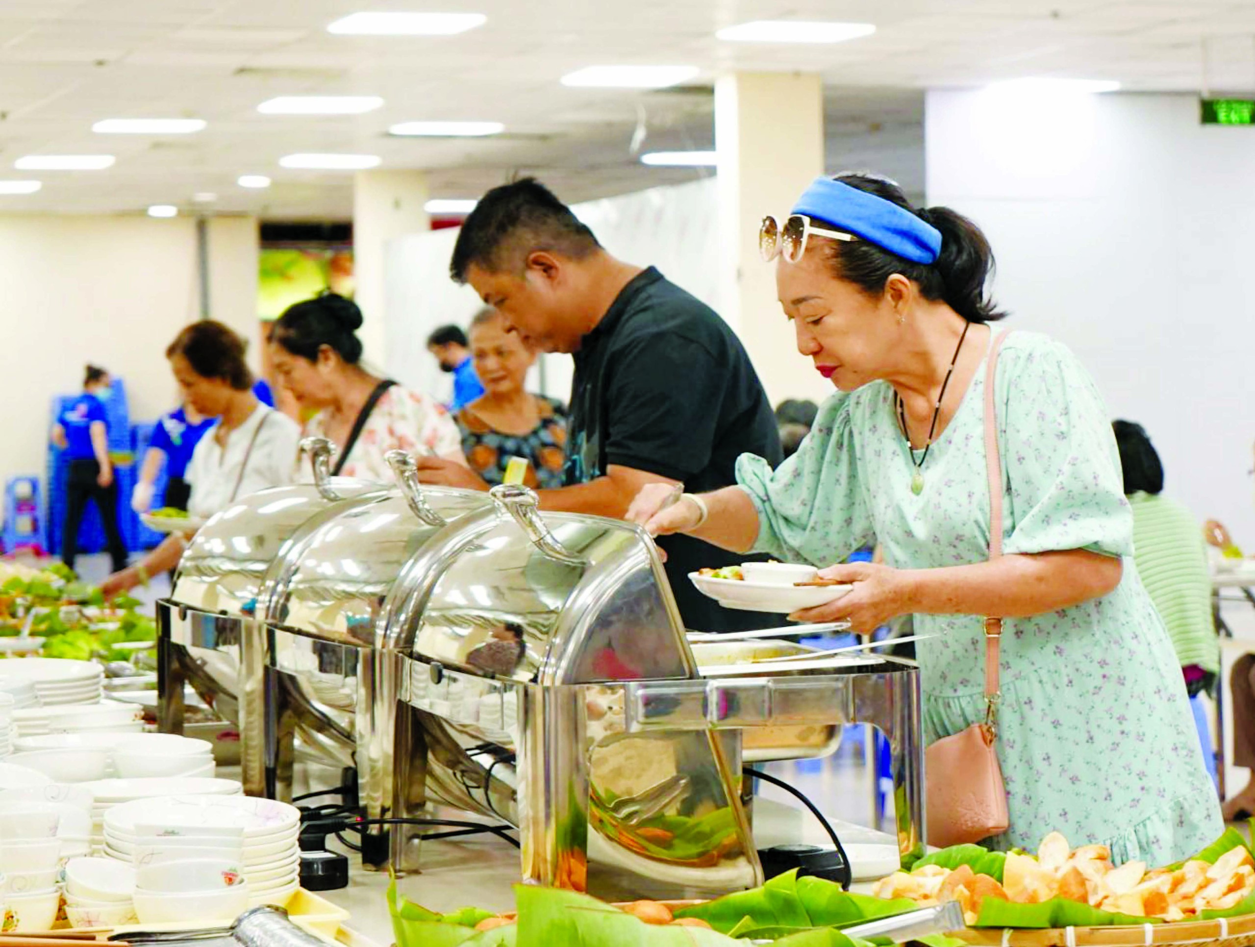 Mùa lễ, hội đến Co.opmart mua gì cũng “hời”- Ảnh 2.