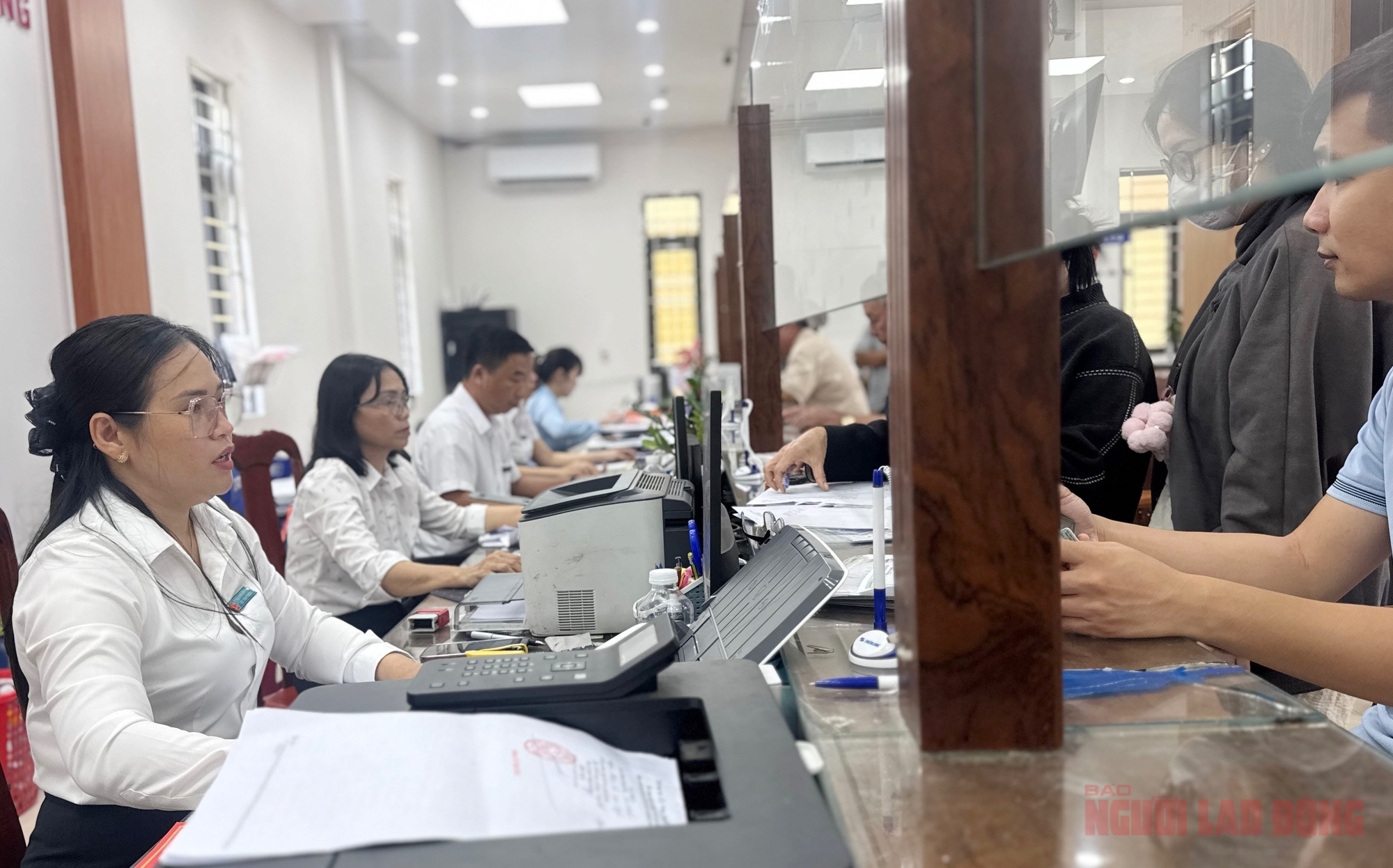 Tận mắt quy tr&igrave;nh c&ocirc;ng chức k&yacute; chứng thực chỉ mất v&agrave;i ph&uacute;t tại một phường ở Đ&agrave; Nẵng- Ảnh 1.