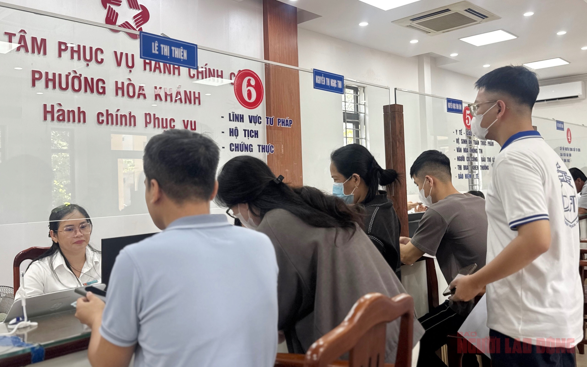 Tận mắt quy tr&igrave;nh c&ocirc;ng chức k&yacute; chứng thực chỉ mất v&agrave;i ph&uacute;t tại một phường ở Đ&agrave; Nẵng- Ảnh 4.