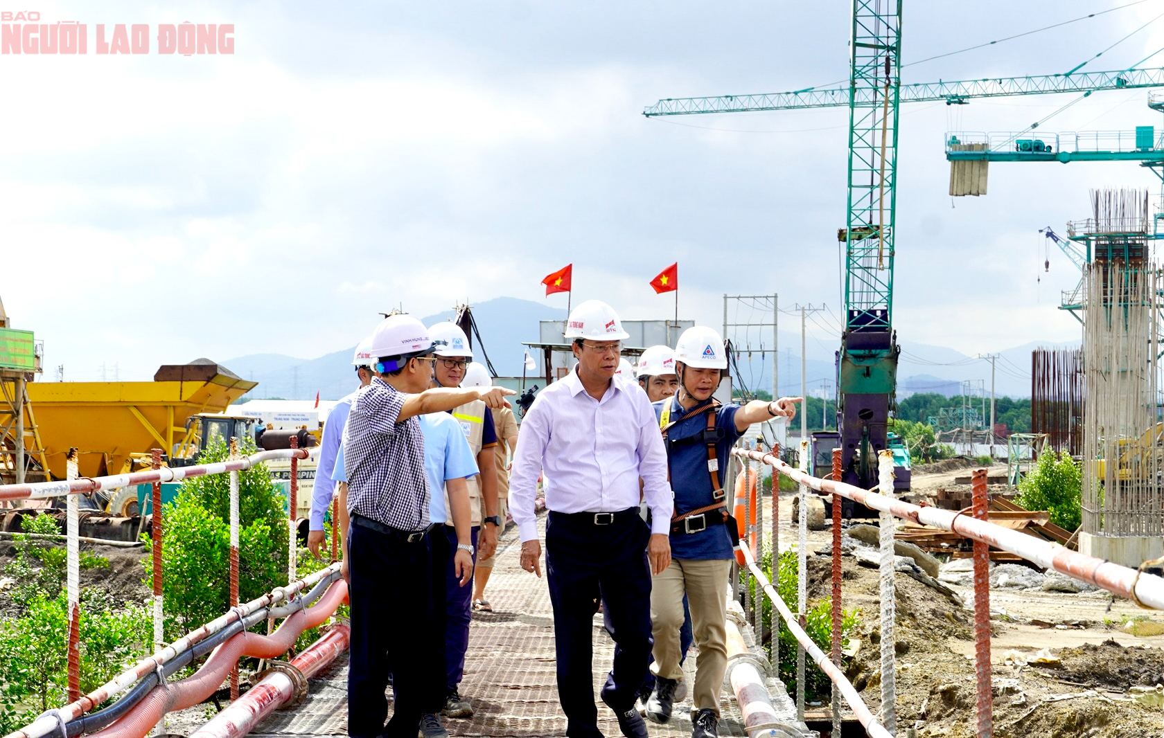H&igrave;nh ảnh căng b&oacute; c&aacute;p d&acirc;y văng cầu Phước An c&oacute; nhịp lớn nhất ch&acirc;u &Aacute;- Ảnh 2.