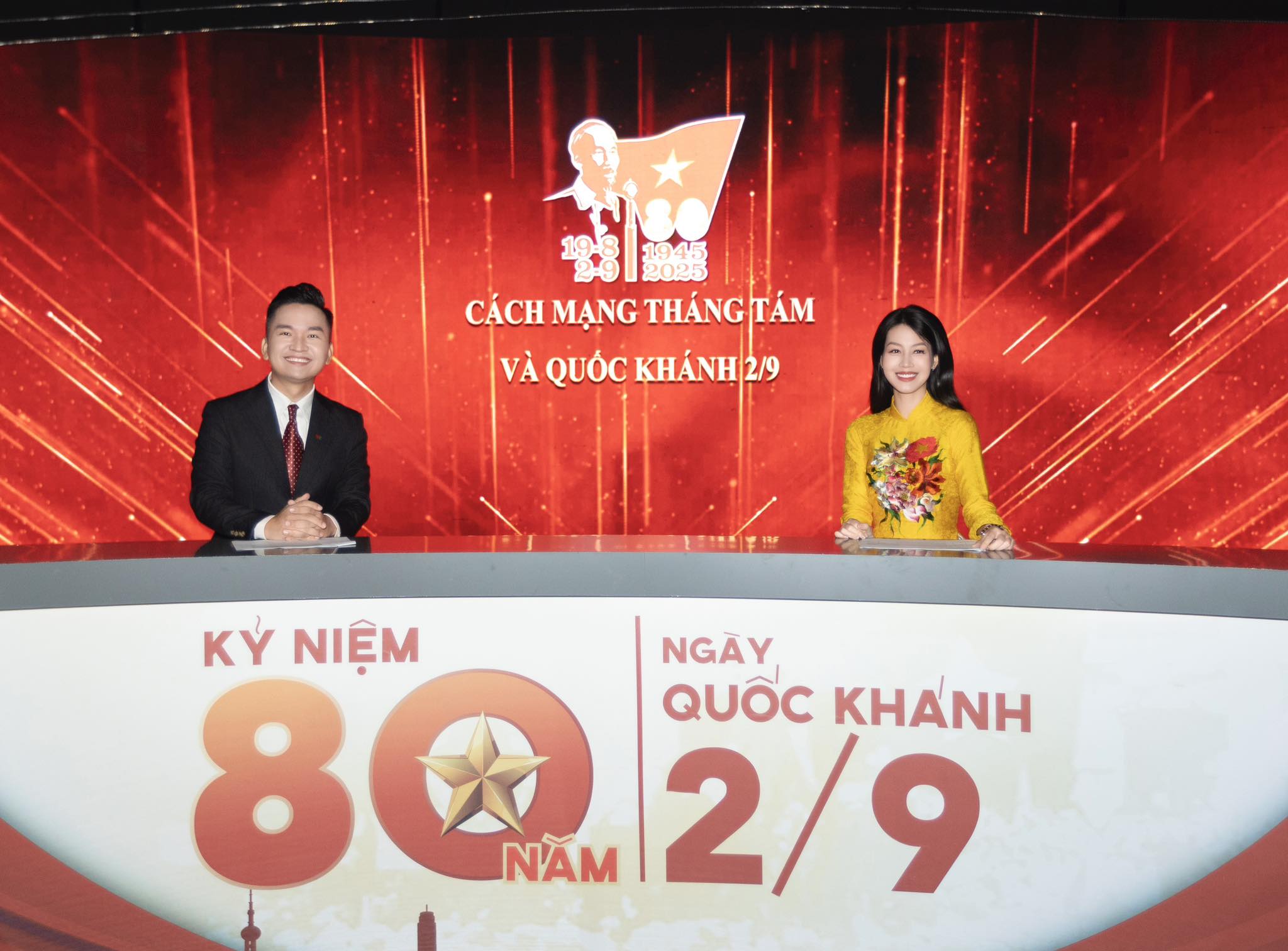 Bí mật về chiếc áo dài đỏ "gây sốt" trên sóng VTV1 ngày Quốc khánh - Ảnh 4.