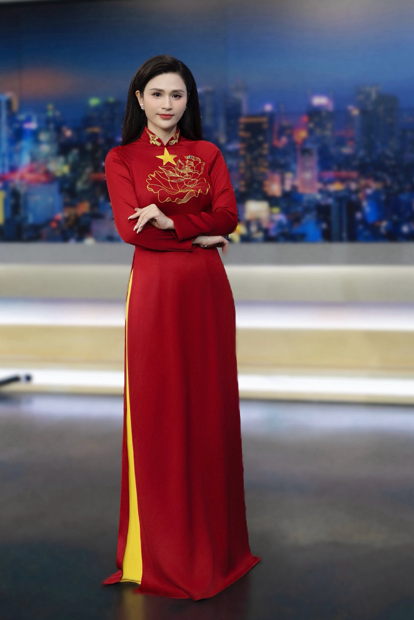 Bí mật về chiếc áo dài đỏ "gây sốt" trên sóng VTV1 ngày Quốc khánh - Ảnh 2.